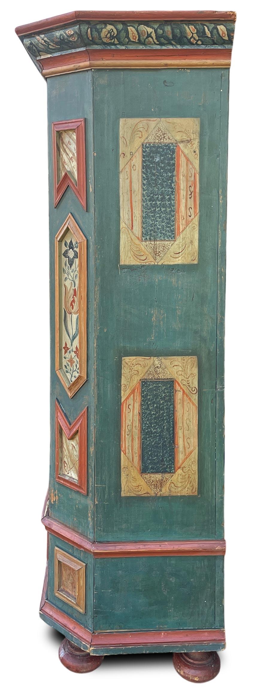 Armario pintado con flores azules de principios del siglo XIX - Alpes europeos Pintado en venta