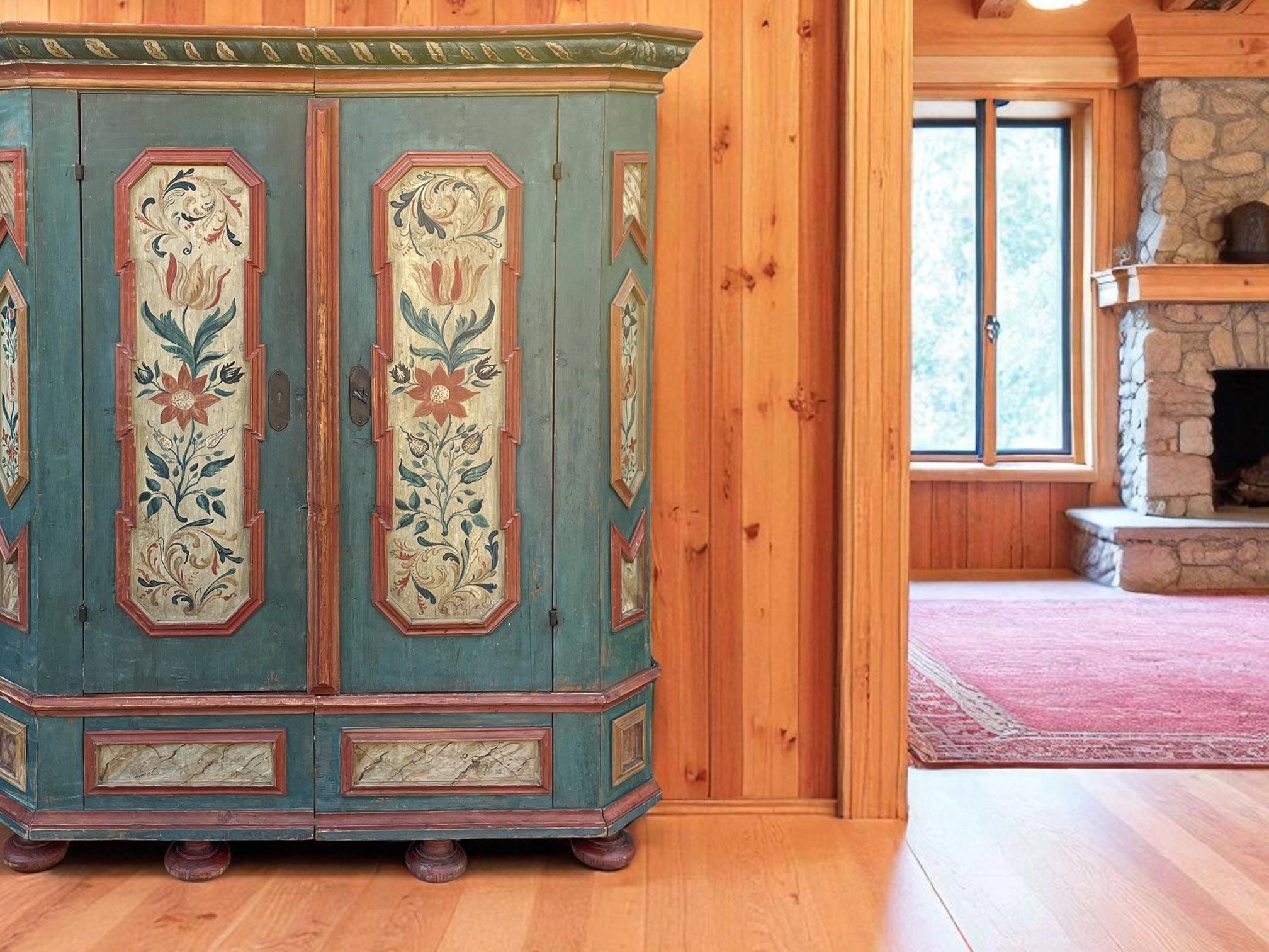 Armario pintado con flores azules de principios del siglo XIX - Alpes europeos en Bueno estado para la venta en Vo', Veneto