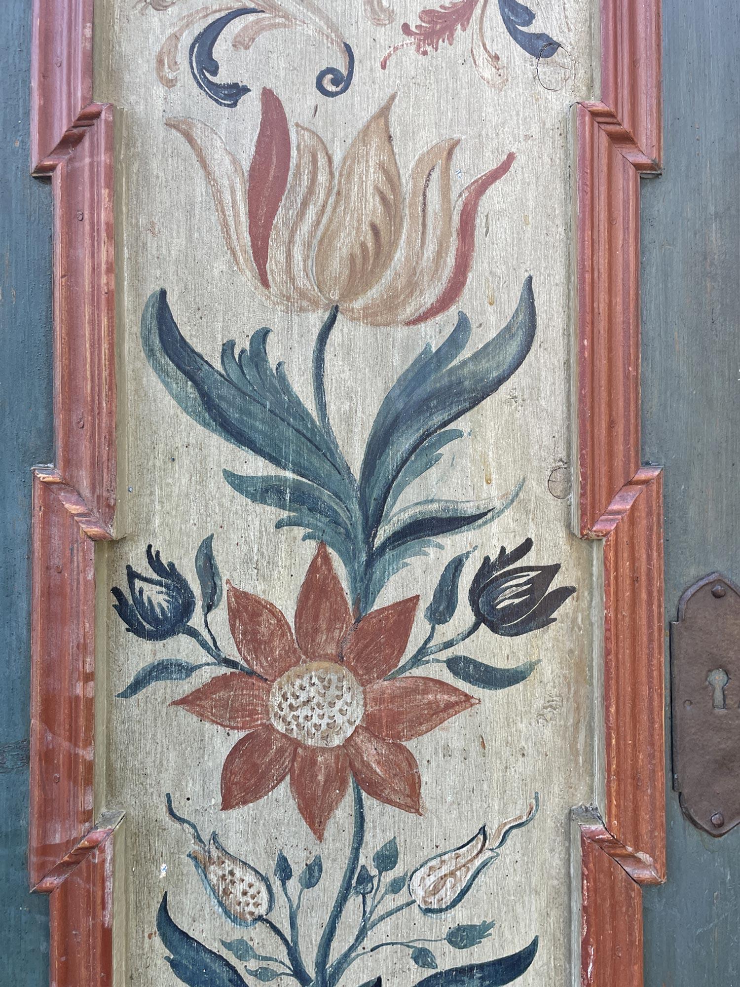 Armario pintado con flores azules de principios del siglo XIX - Alpes europeos Abeto en venta