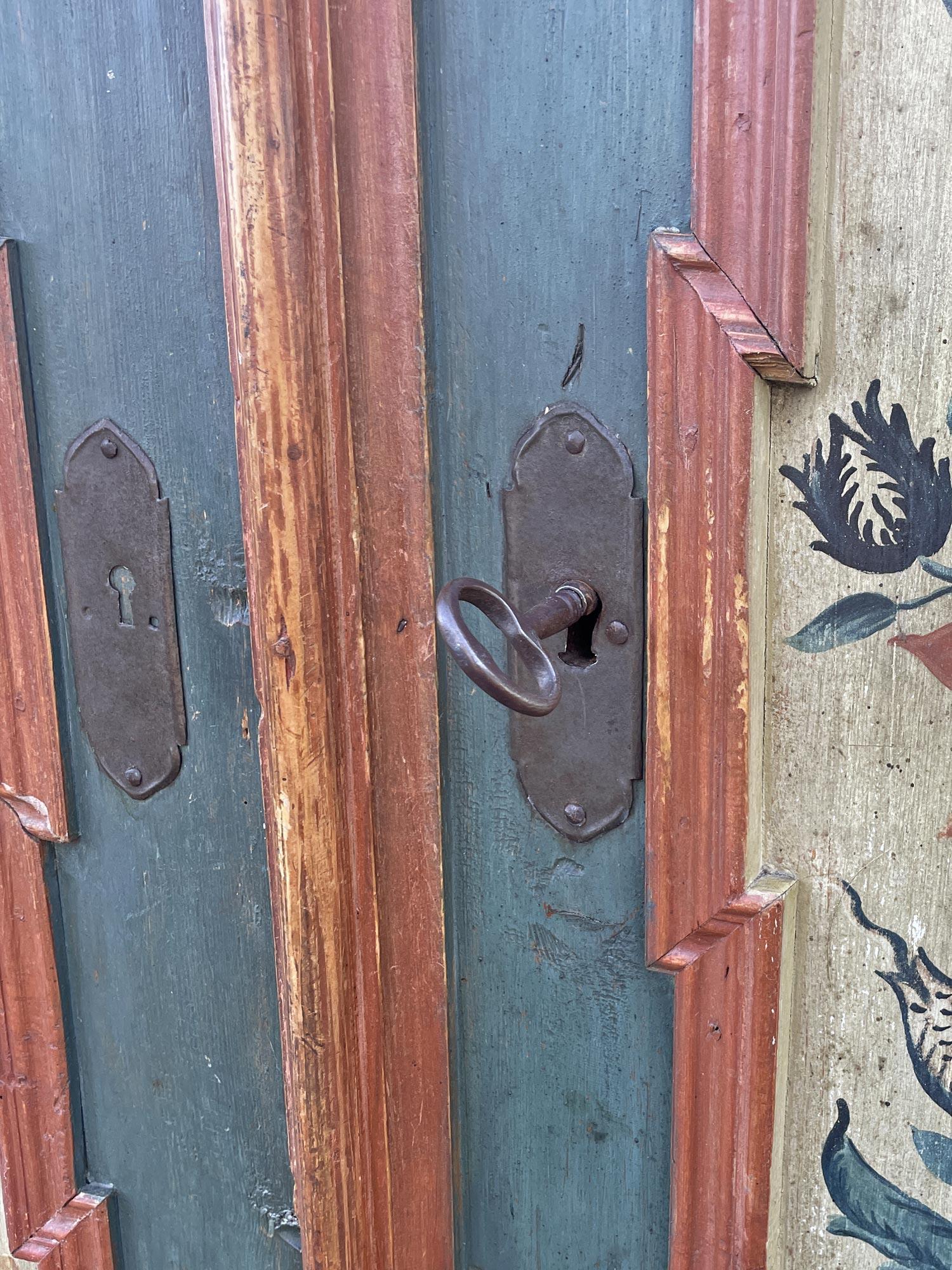 Armario pintado con flores azules de principios del siglo XIX - Alpes europeos en venta 1