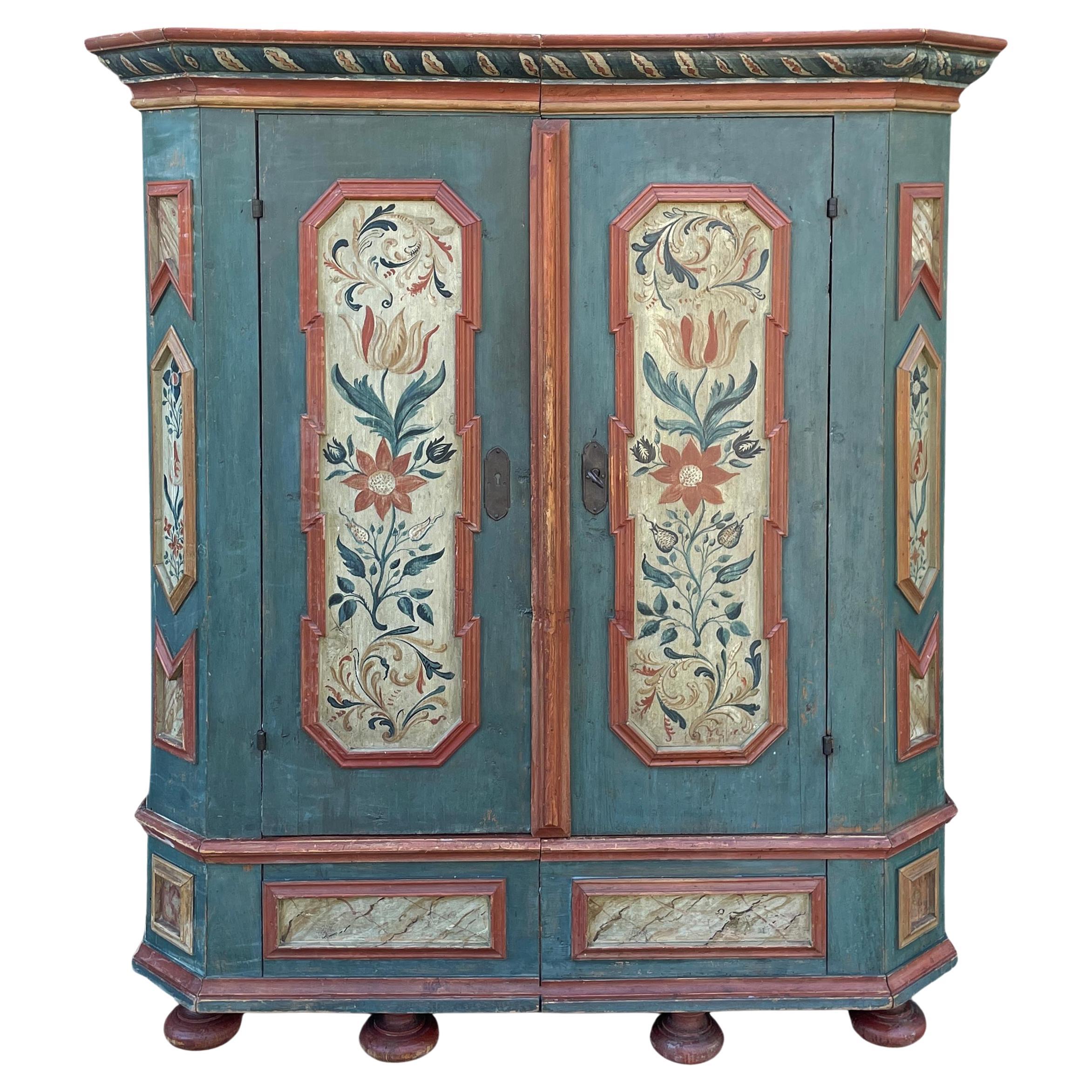 Armario pintado con flores azules de principios del siglo XIX - Alpes europeos en venta