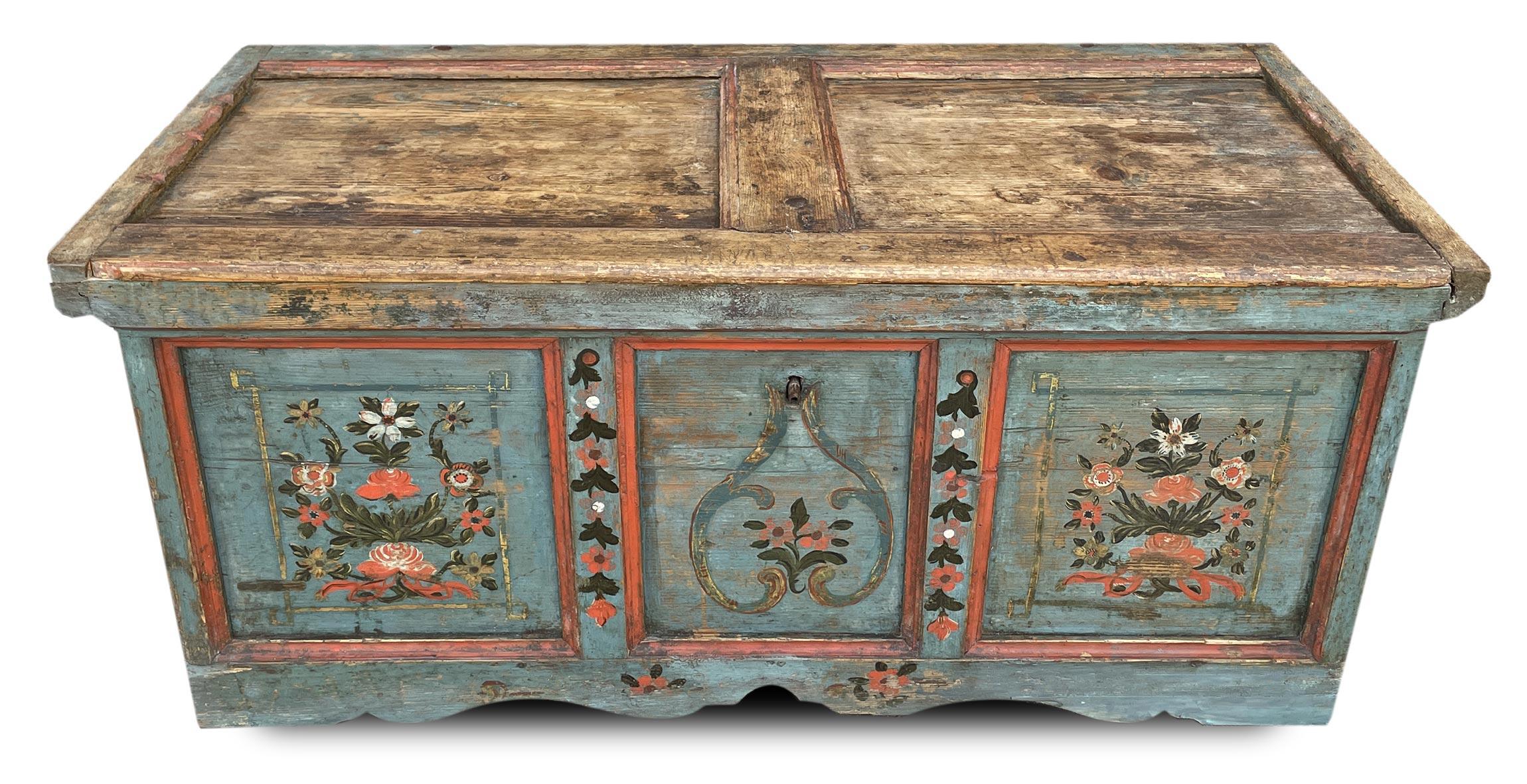 Early 19th Century Blue Floral Panted Blanket Chest In Good Condition For Sale In Albignasego, IT