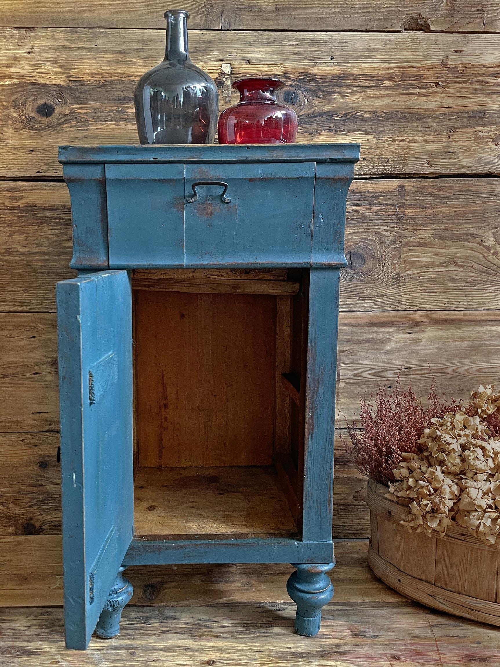 Early 19th Century Blue Italian Bedside Table  In Fair Condition For Sale In Albignasego, IT