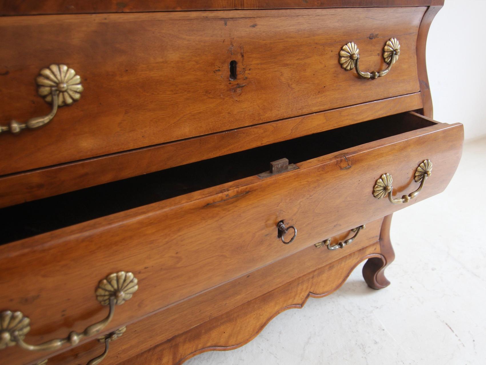 Cassettiera a bombe del primo Ottocento in vendita 8