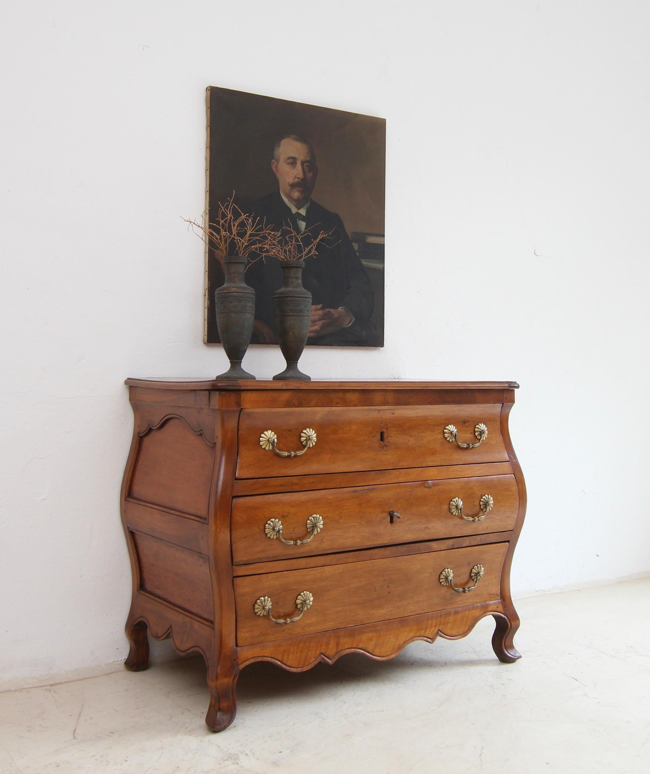 Luigi XV Cassettiera a bombe del primo Ottocento in vendita