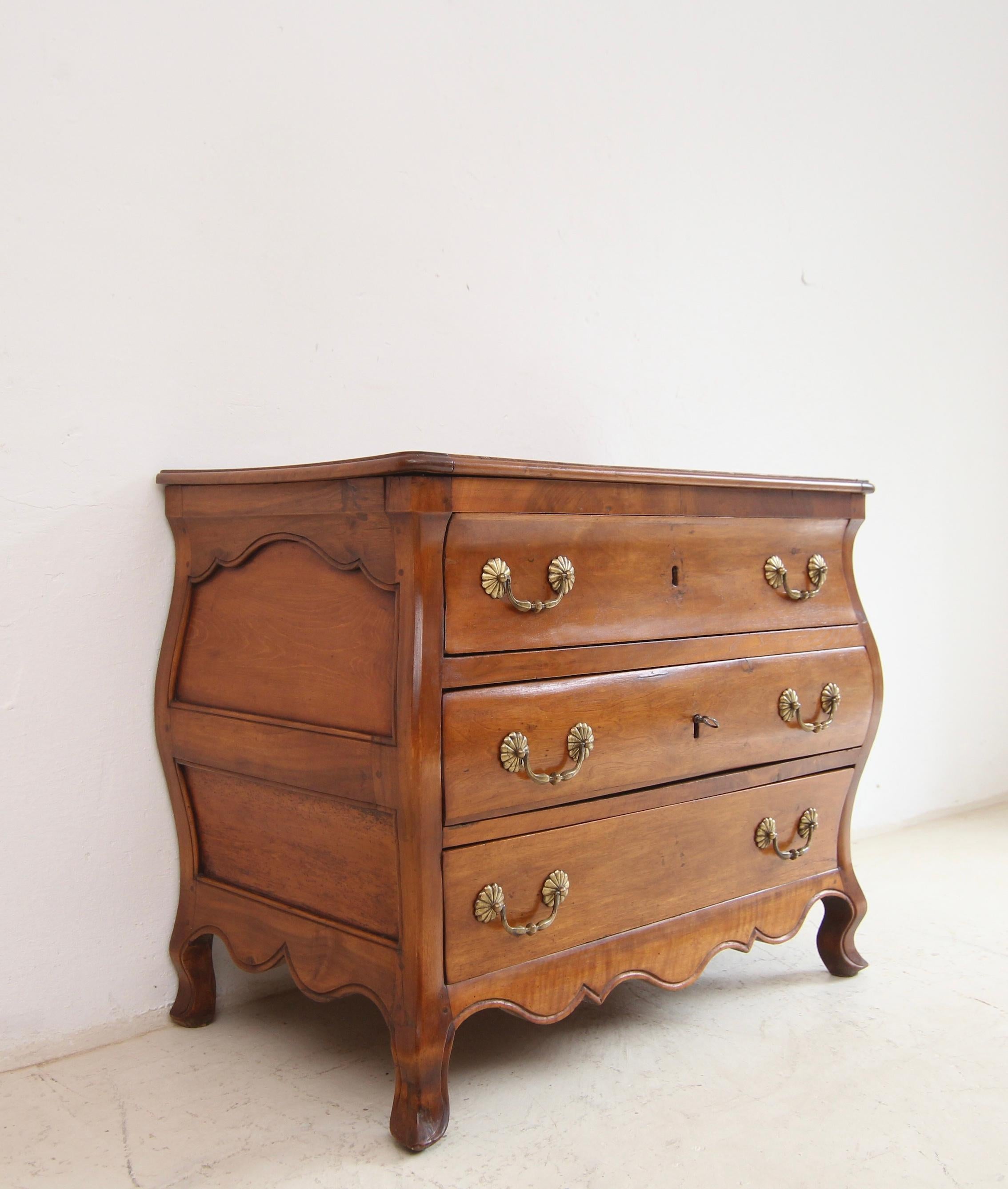 XIX secolo Cassettiera a bombe del primo Ottocento in vendita