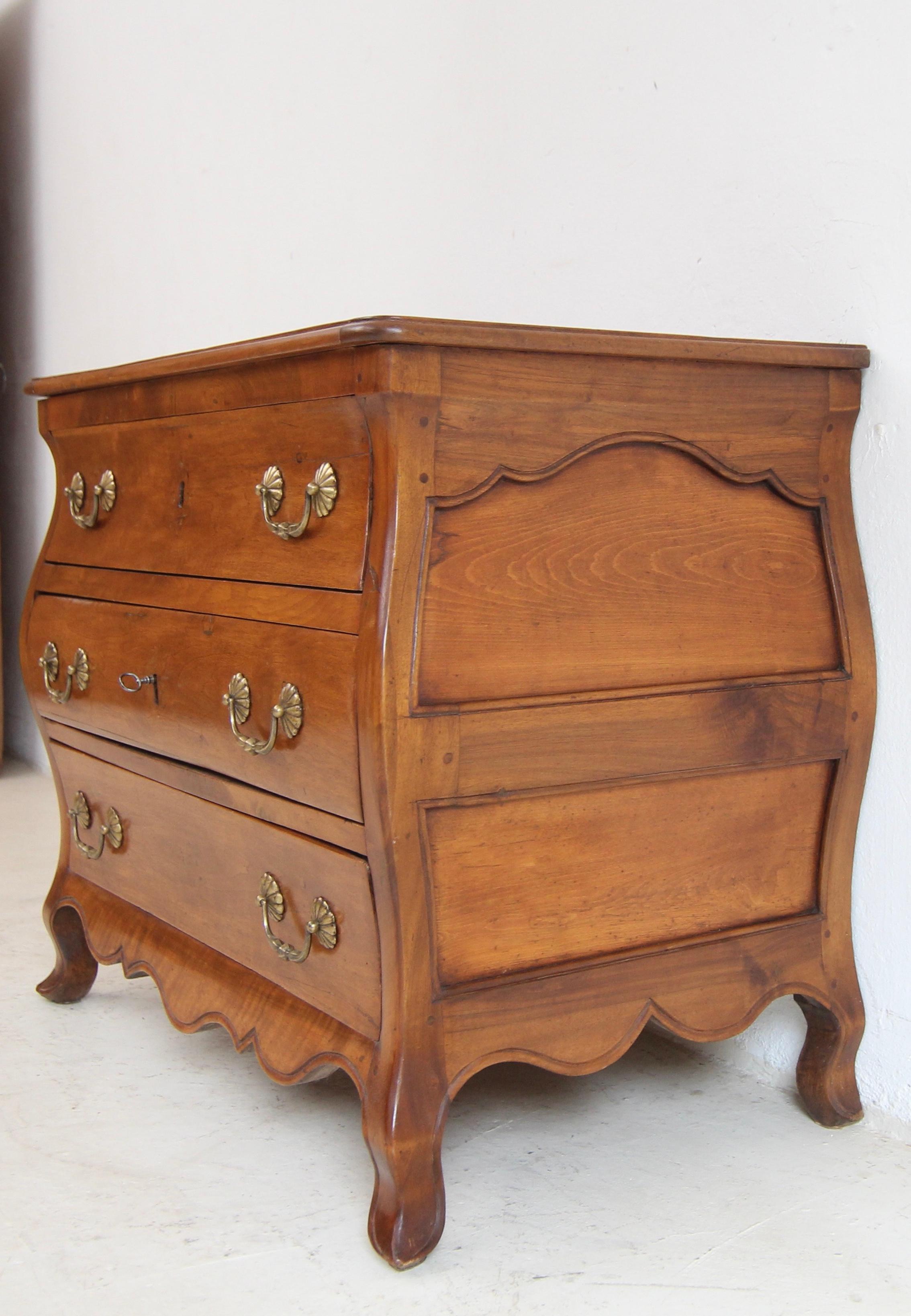 Ciliegio Cassettiera a bombe del primo Ottocento in vendita