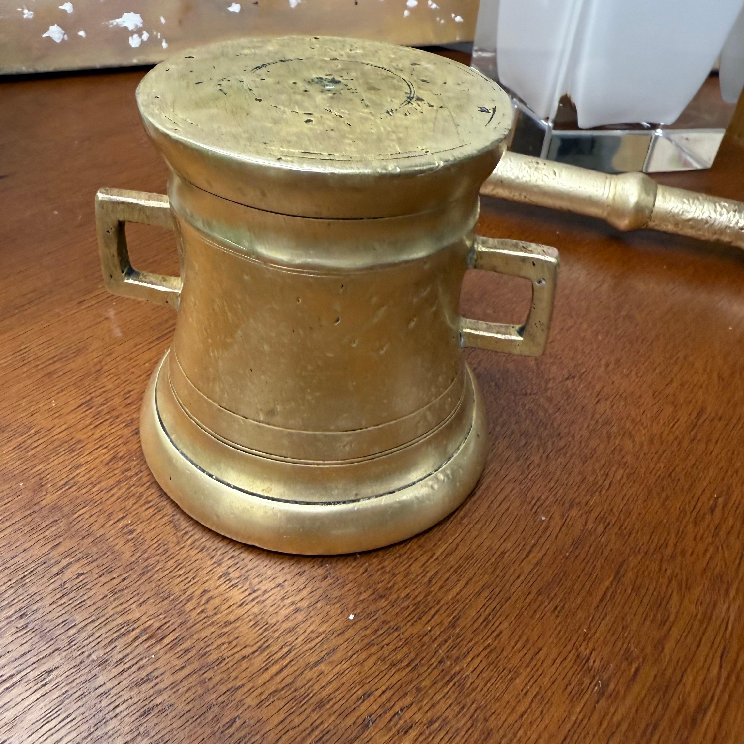 Mortier et pilon d'apothicaire en laiton du début du 19e siècle, Continental Circa 1820 en vente 4
