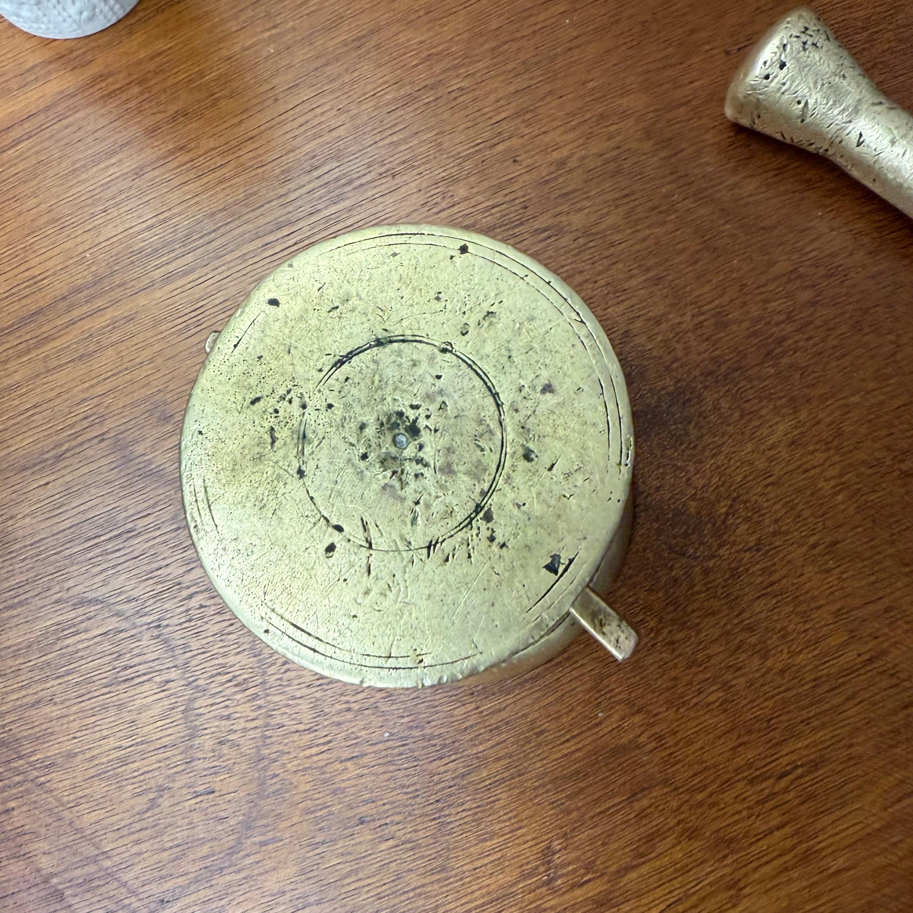 XIXe siècle Mortier et pilon d'apothicaire en laiton du début du 19e siècle, Continental Circa 1820 en vente
