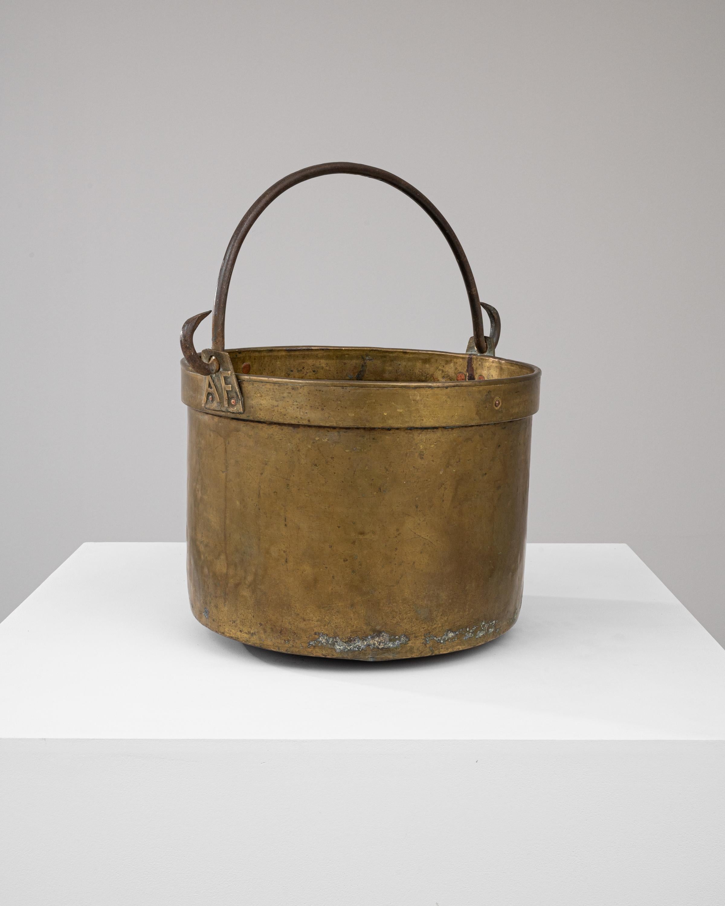 Early 19th Century Brass Bucket In Good Condition For Sale In High Point, NC