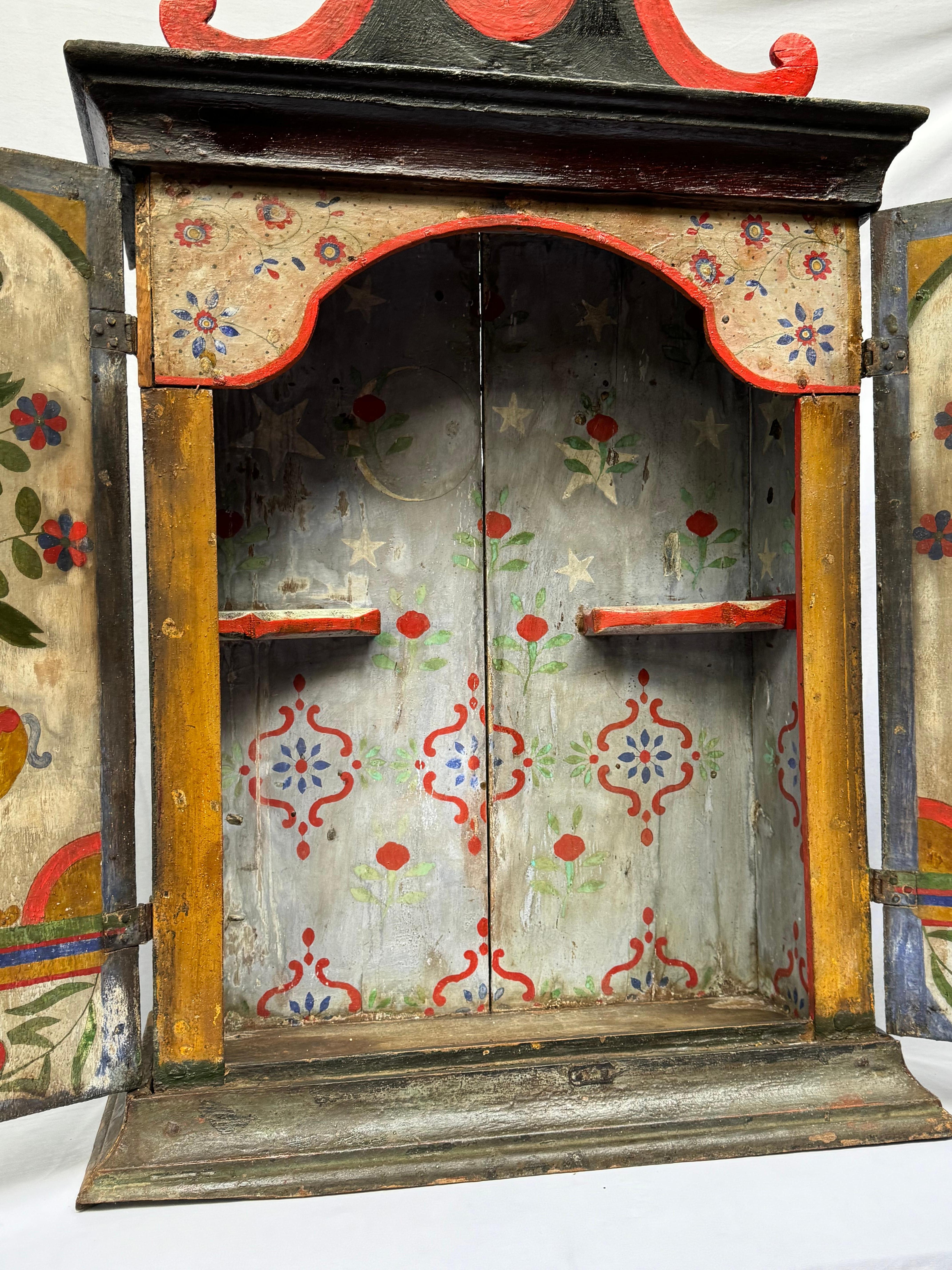 Sanctuaire brésilien peint du début du XIXe siècle, Minas Gerais
Rare et poétique survivant de la tradition intérieure coloniale brésilienne, ce sanctuaire peint du début du XIXe siècle provenant du Minas Gerais incarne la dévotion rustique et l'art