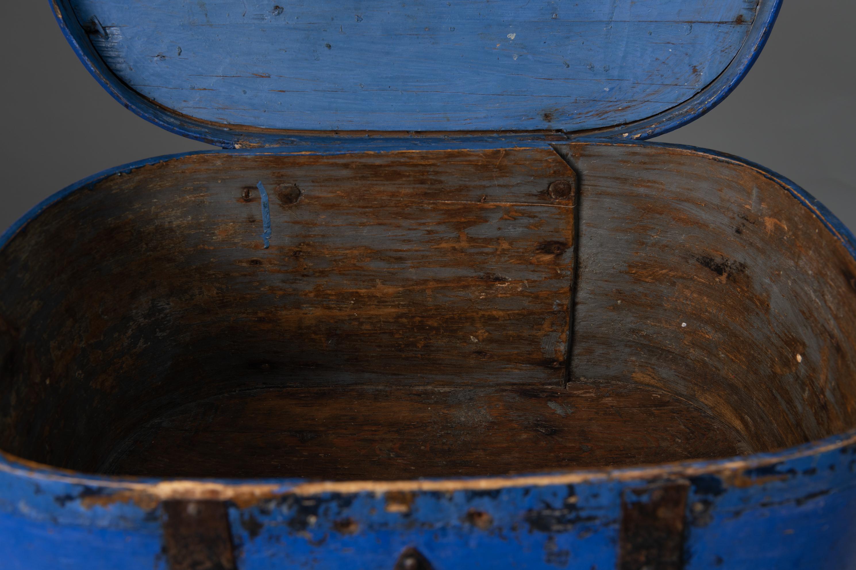Early 19th Century Bright Blue Swedish Antique Travelling Box For Sale 4