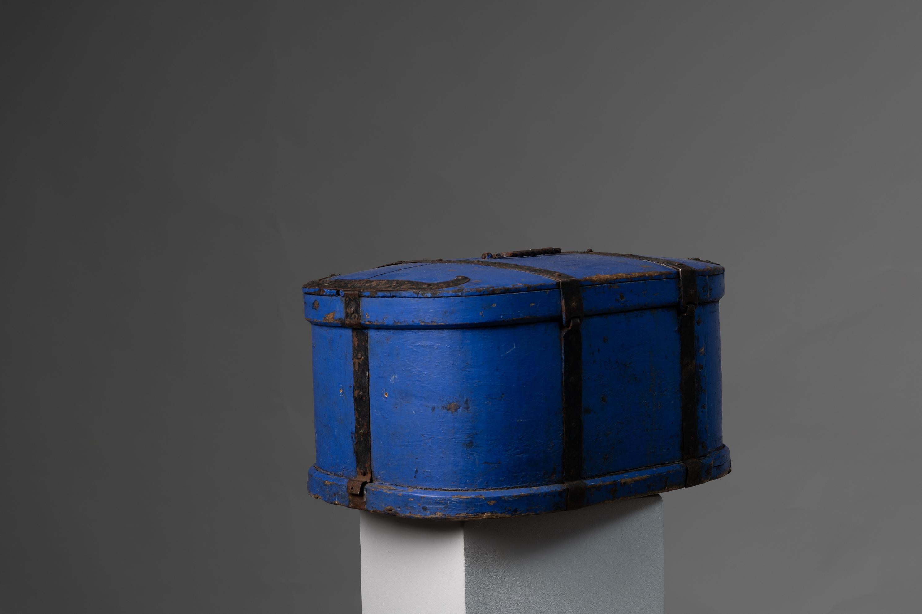 Early 19th Century Bright Blue Swedish Antique Travelling Box For Sale 1