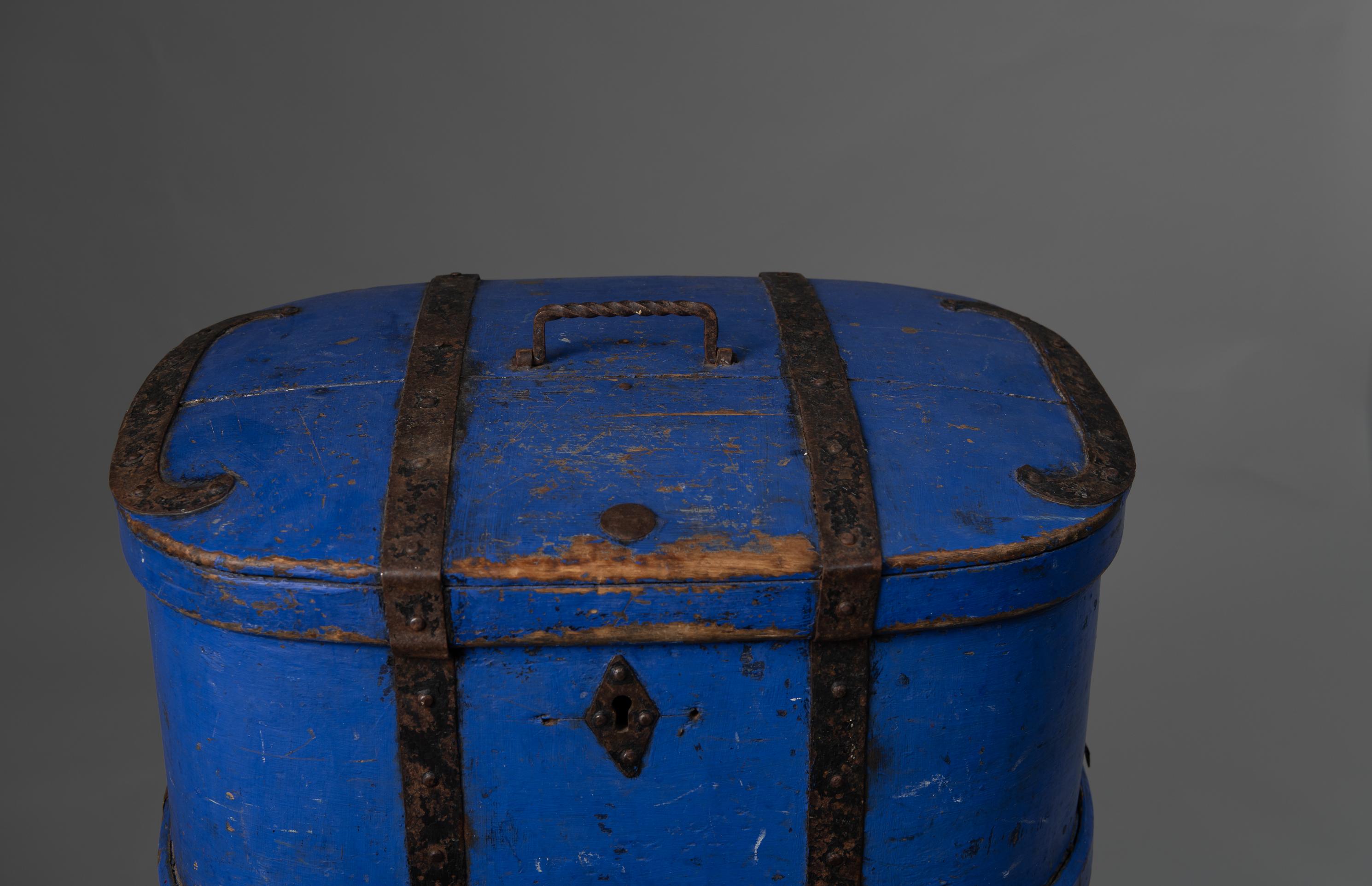 Early 19th Century Bright Blue Swedish Antique Travelling Box For Sale 2