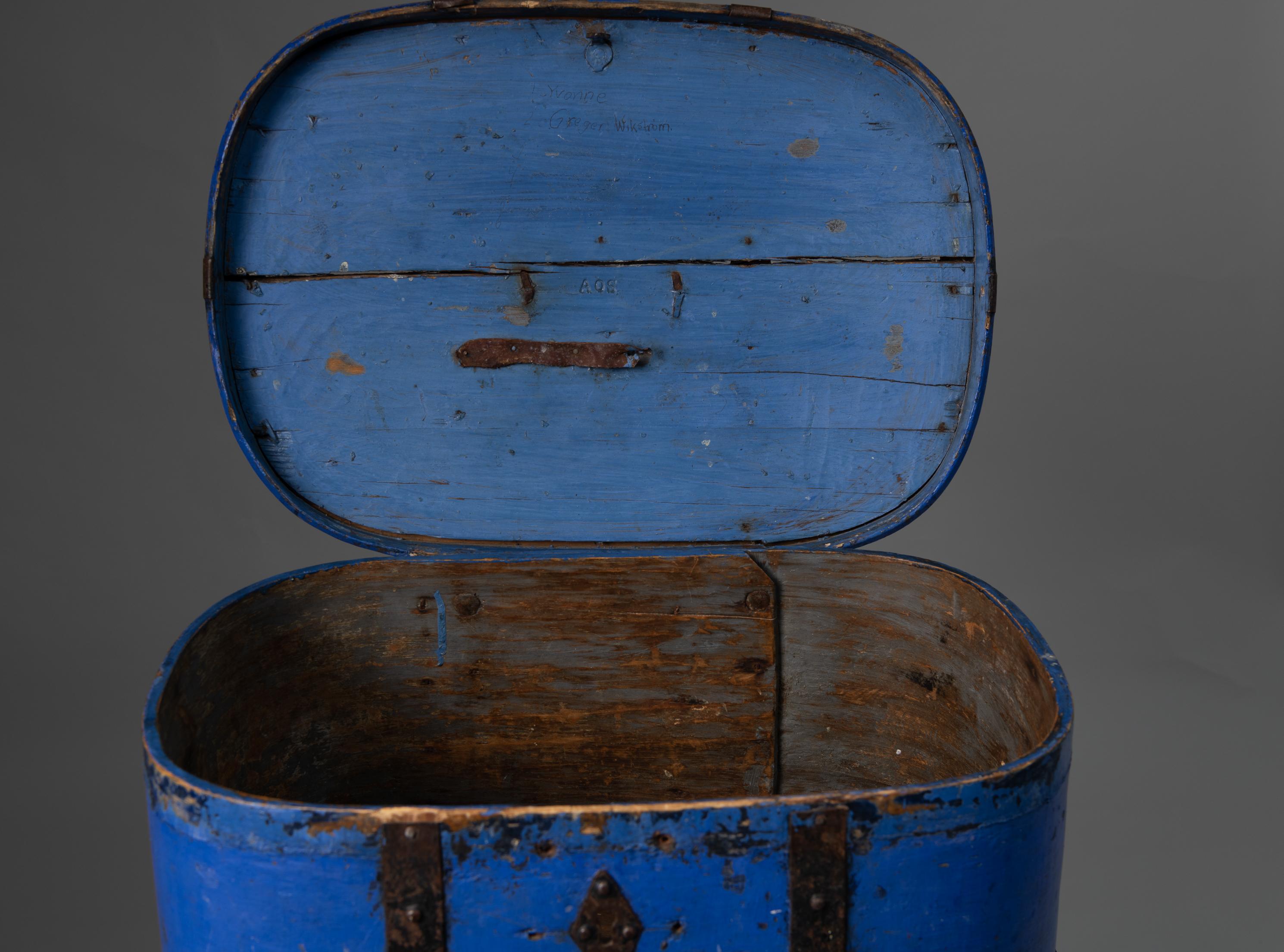 Early 19th Century Bright Blue Swedish Antique Travelling Box For Sale 3
