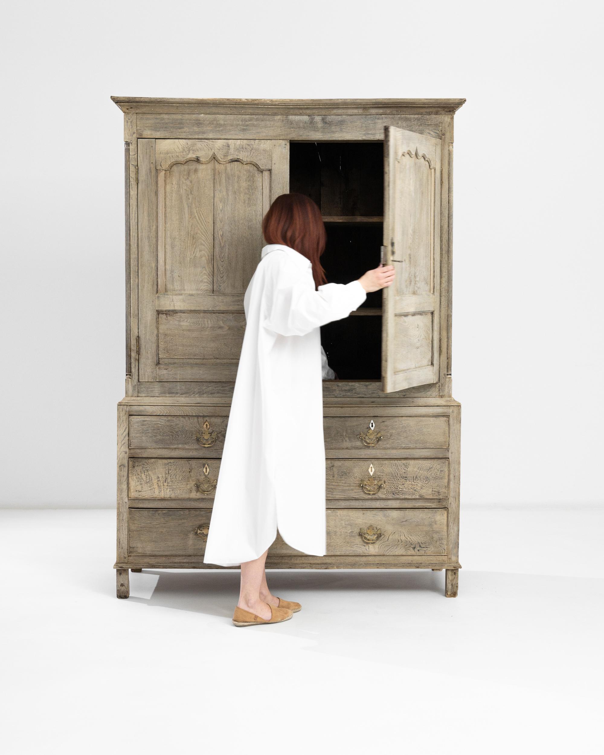 Early 19th Century British Bleached Oak Cabinet In Good Condition In High Point, NC