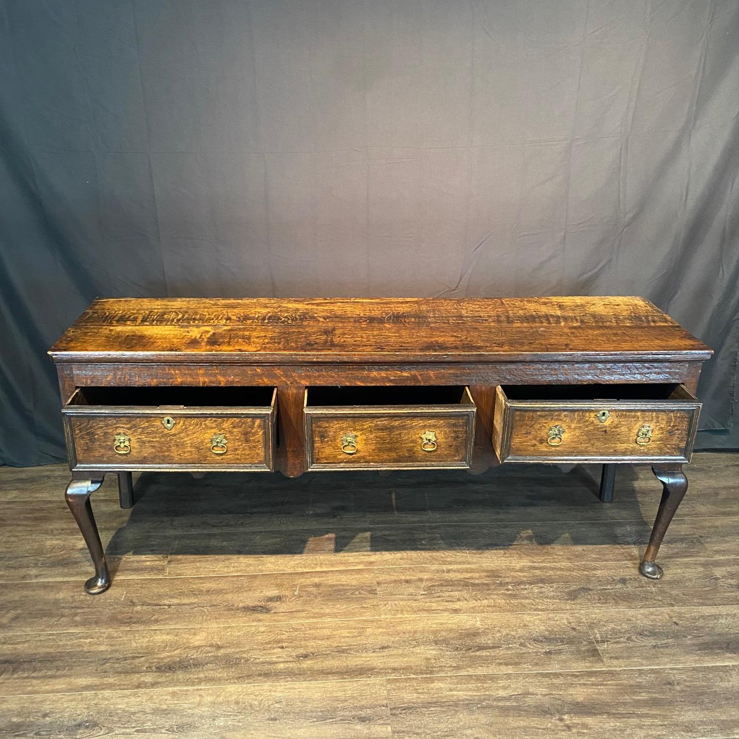  Fantastica base per comò o credenza in rovere inglese di qualità, con un piano sporgente modanato sopra 3 grandi cassetti intagliati, la parte anteriore con grembiule ondulato intagliato, sostenuta nella parte anteriore da gambe cabriole che