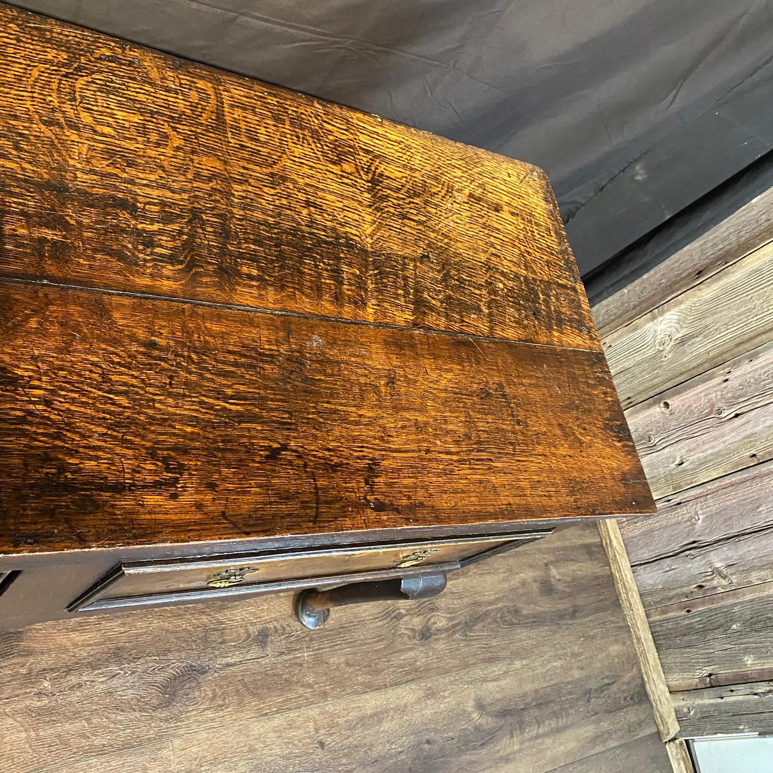 Credenza con base a cassettone in Oak British II dell'inizio del XIX secolo In condizioni buone in vendita a Hopewell, NJ