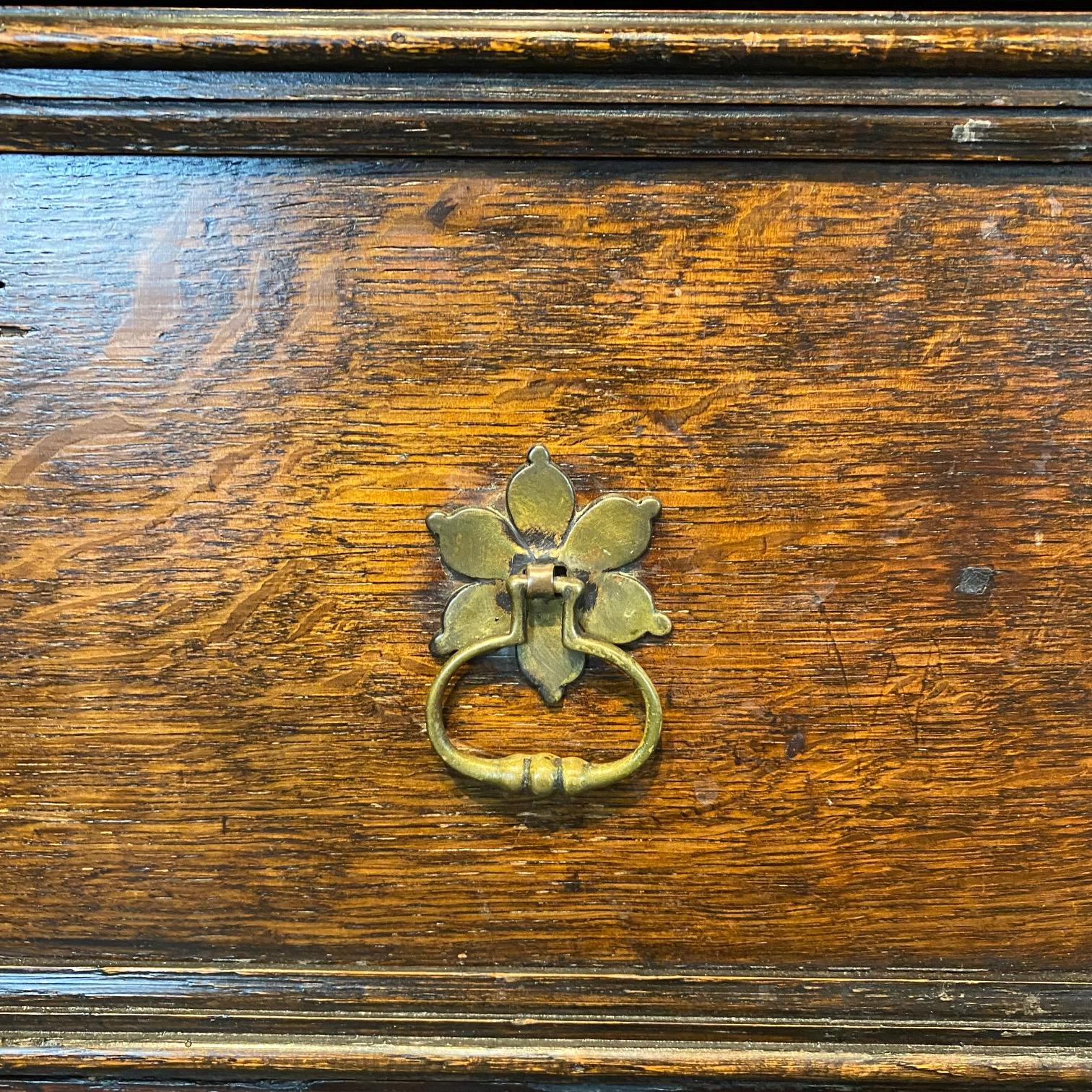 Credenza con base a cassettone in Oak British II dell'inizio del XIX secolo in vendita 2