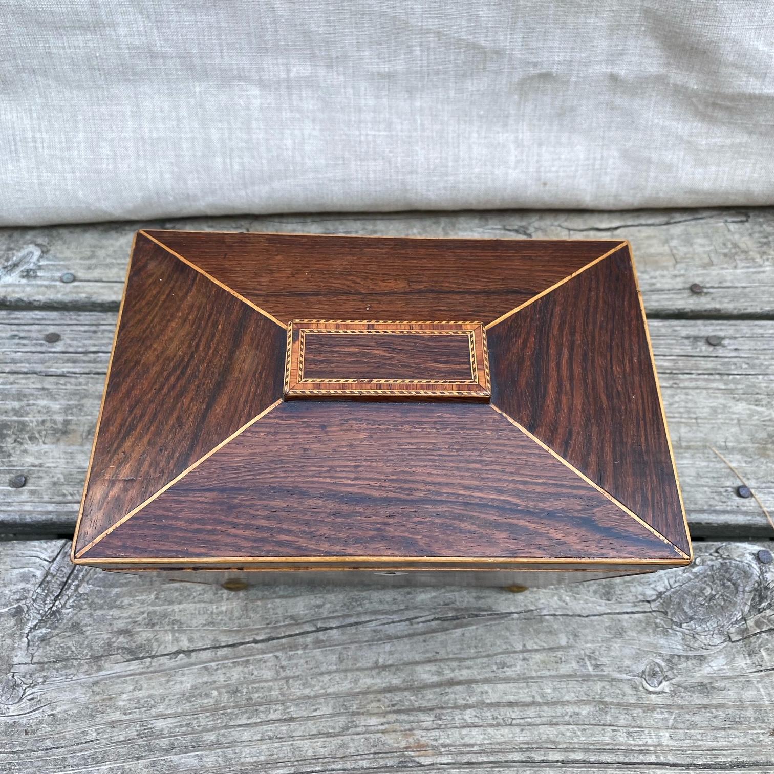 Early 19th Century British Georgian Inlaid Sarcophagus Tea Caddy In Good Condition In Hopewell, NJ