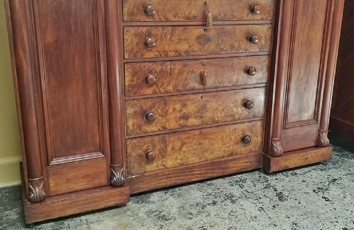 Armoire néo-gothique britannique en acajou du début du XIXe siècle en vente 3