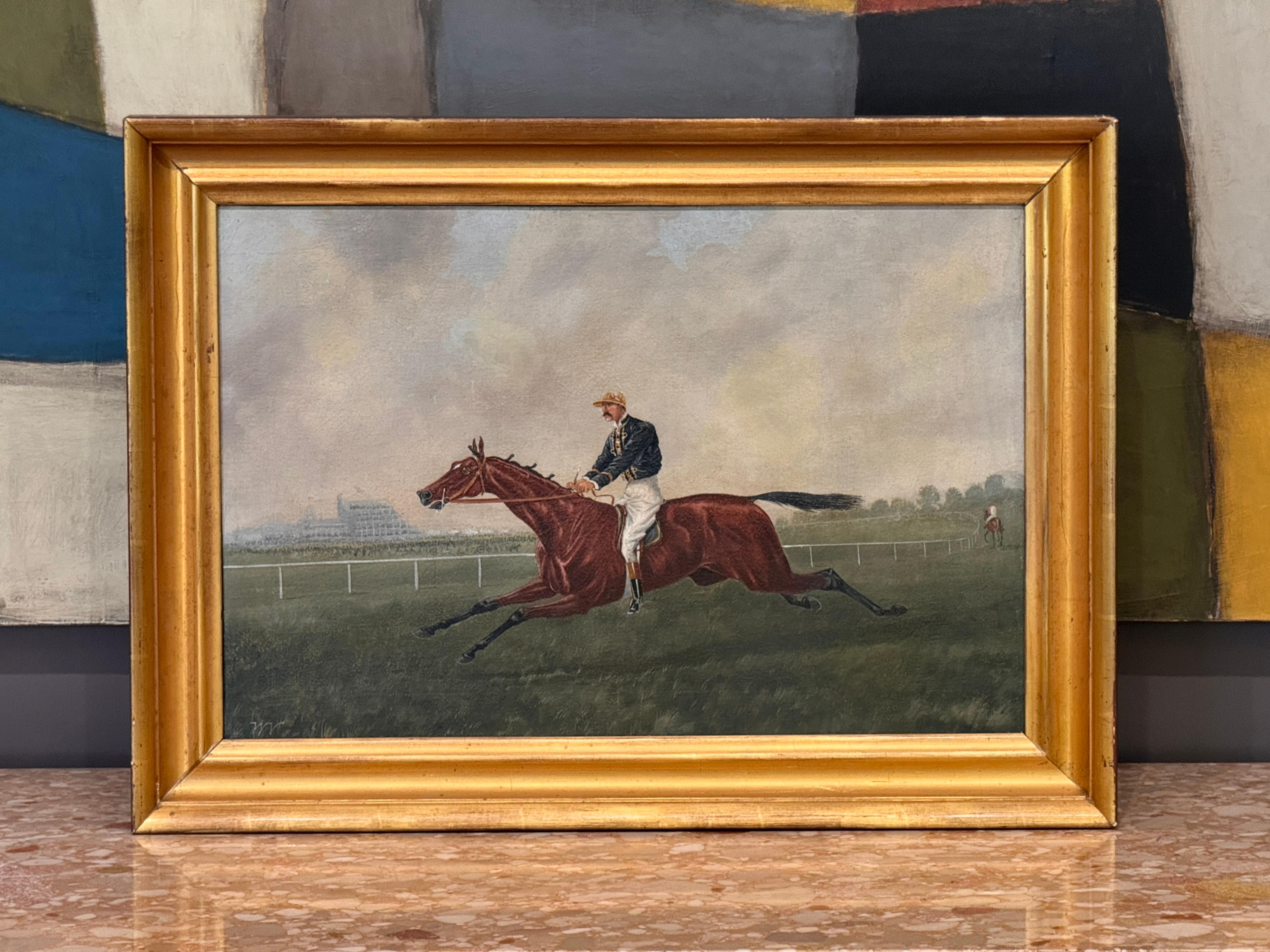 Huile sur toile du début du XIXe siècle de l'école britannique représentant un jockey à califourchon sur un cheval de course au galop, avec pour toile de fond une tribune éloignée et un champ ouvert. La scène est rendue avec des lignes nettes et une