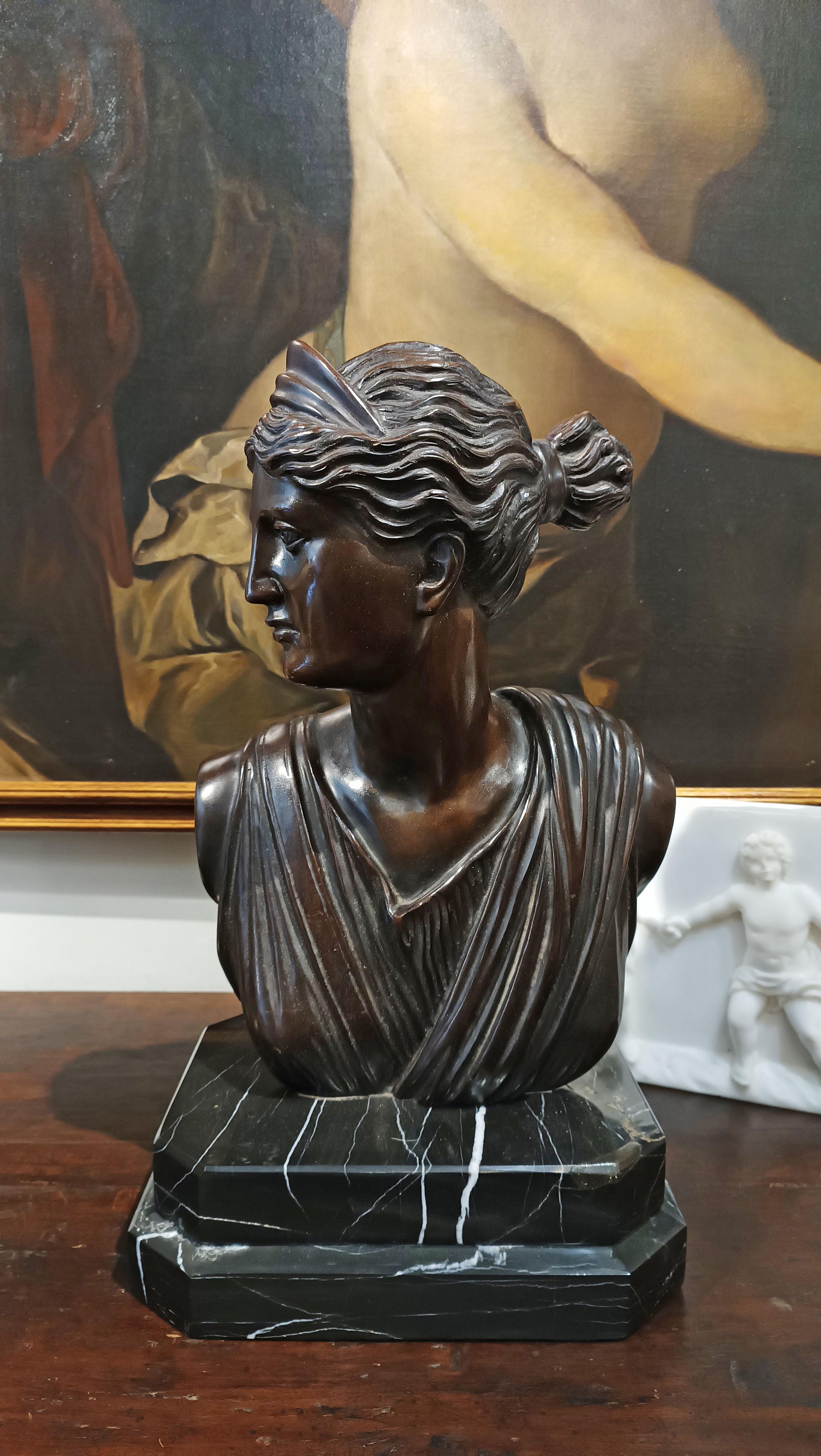Schöne Büste aus Bronze im Wachsausschmelzverfahren, die die Göttin der Jagd Diana darstellt. Das Werk erinnert an den Stil der klassischen Kunst und zeigt die Göttin im Profil, mit zum Dutt zusammengerafftem Haar und dem traditionellen Diadem über