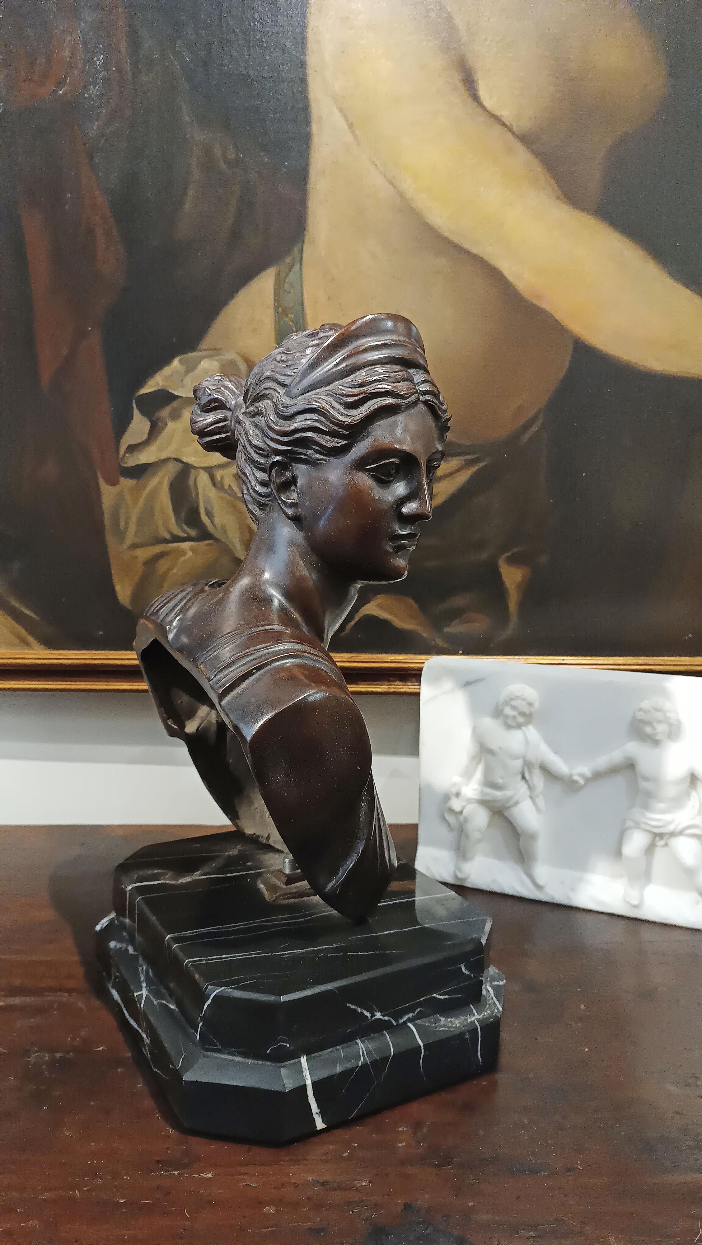 EARLY 19th CENTURY BRONZE DIANA'S BUST SCULPTURE In Good Condition For Sale In Firenze, FI