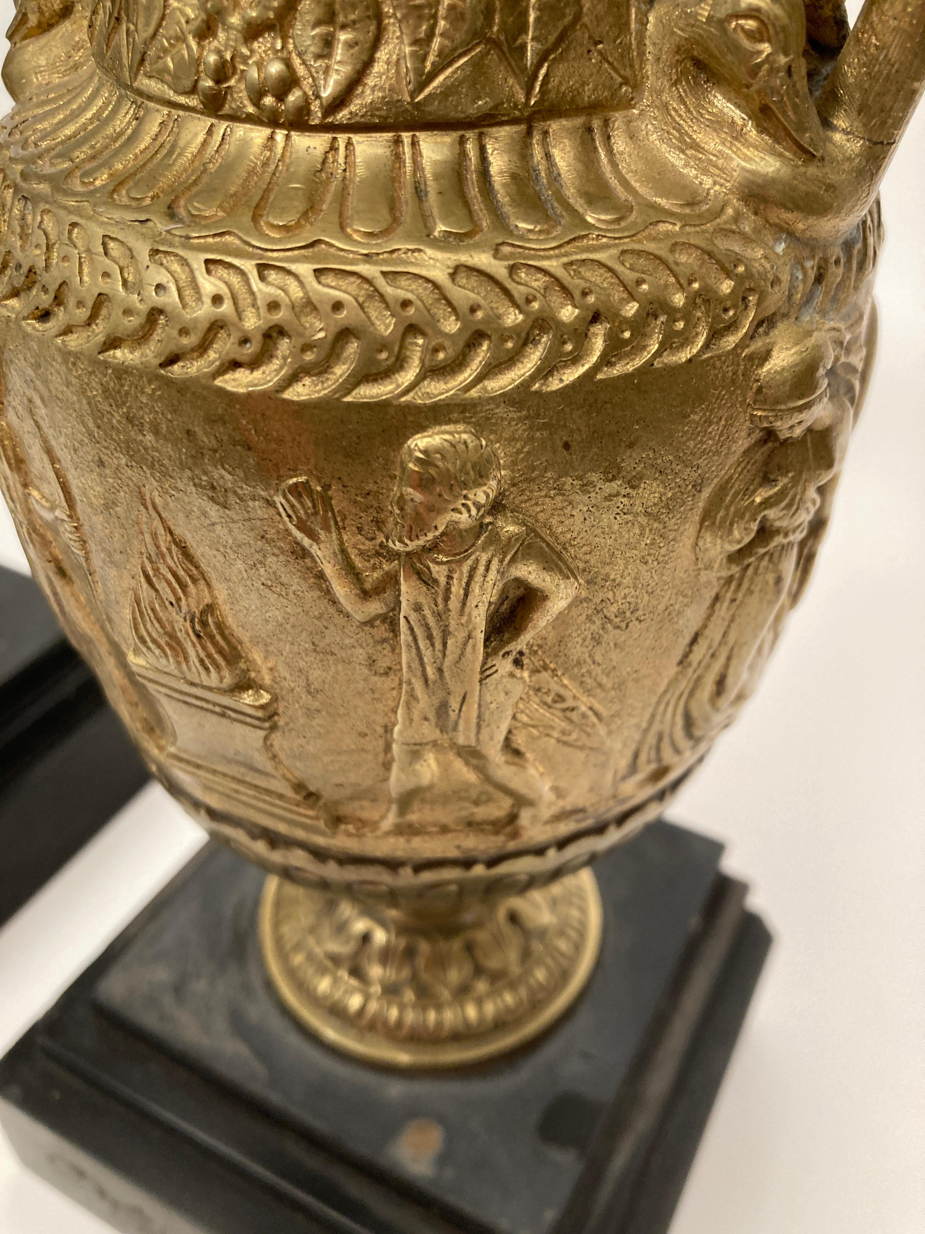 Paire d'urnes en bronze du Grand Tour de France du début du 19e siècle  en vente 3