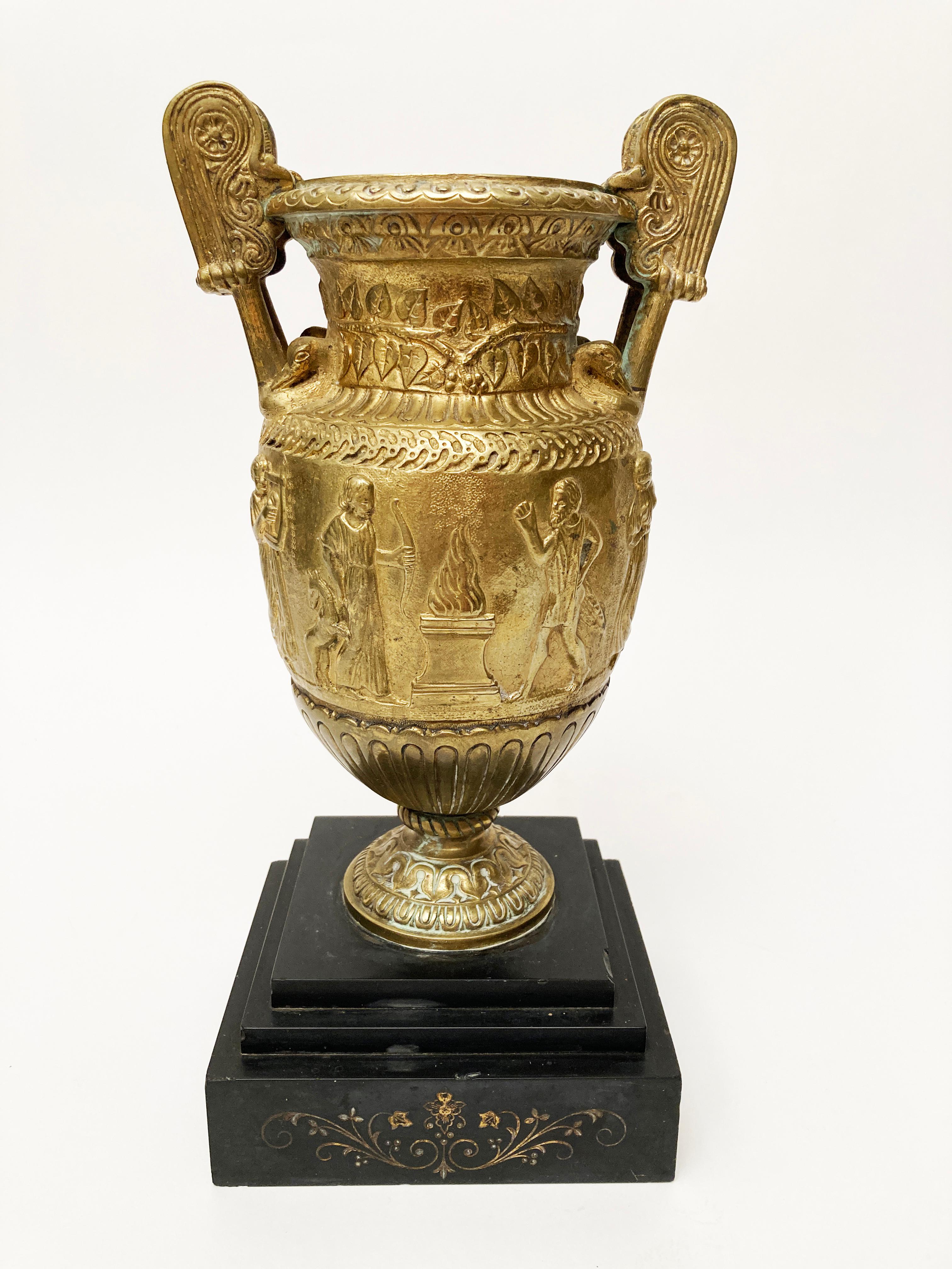 Französische Grand Tour-Urnen aus Bronze des frühen 19. Jahrhunderts (Paar)  (Geschnitzt) im Angebot