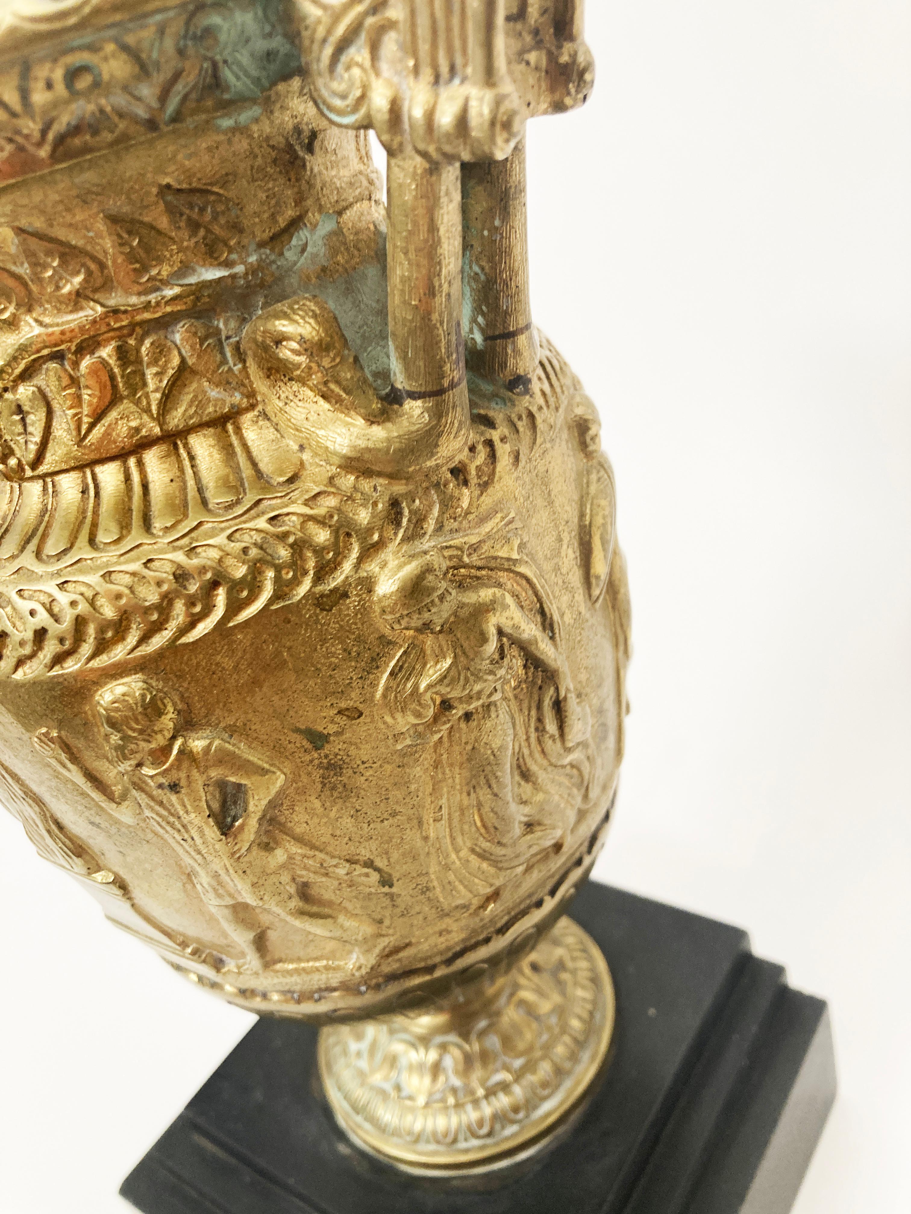 Paire d'urnes en bronze du Grand Tour de France du début du 19e siècle  Bon état - En vente à Louisville, KY