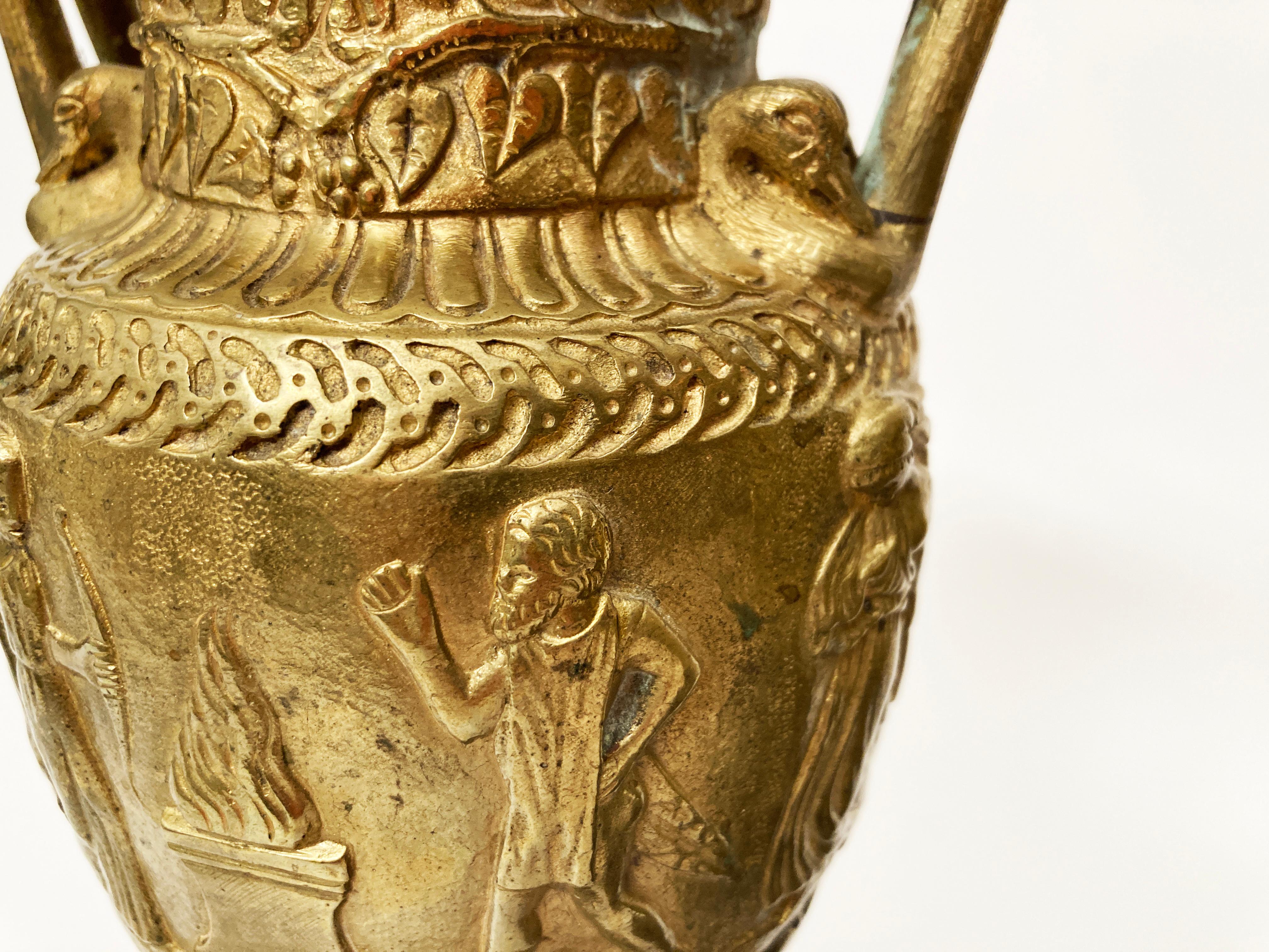 Paire d'urnes en bronze du Grand Tour de France du début du 19e siècle  en vente 2