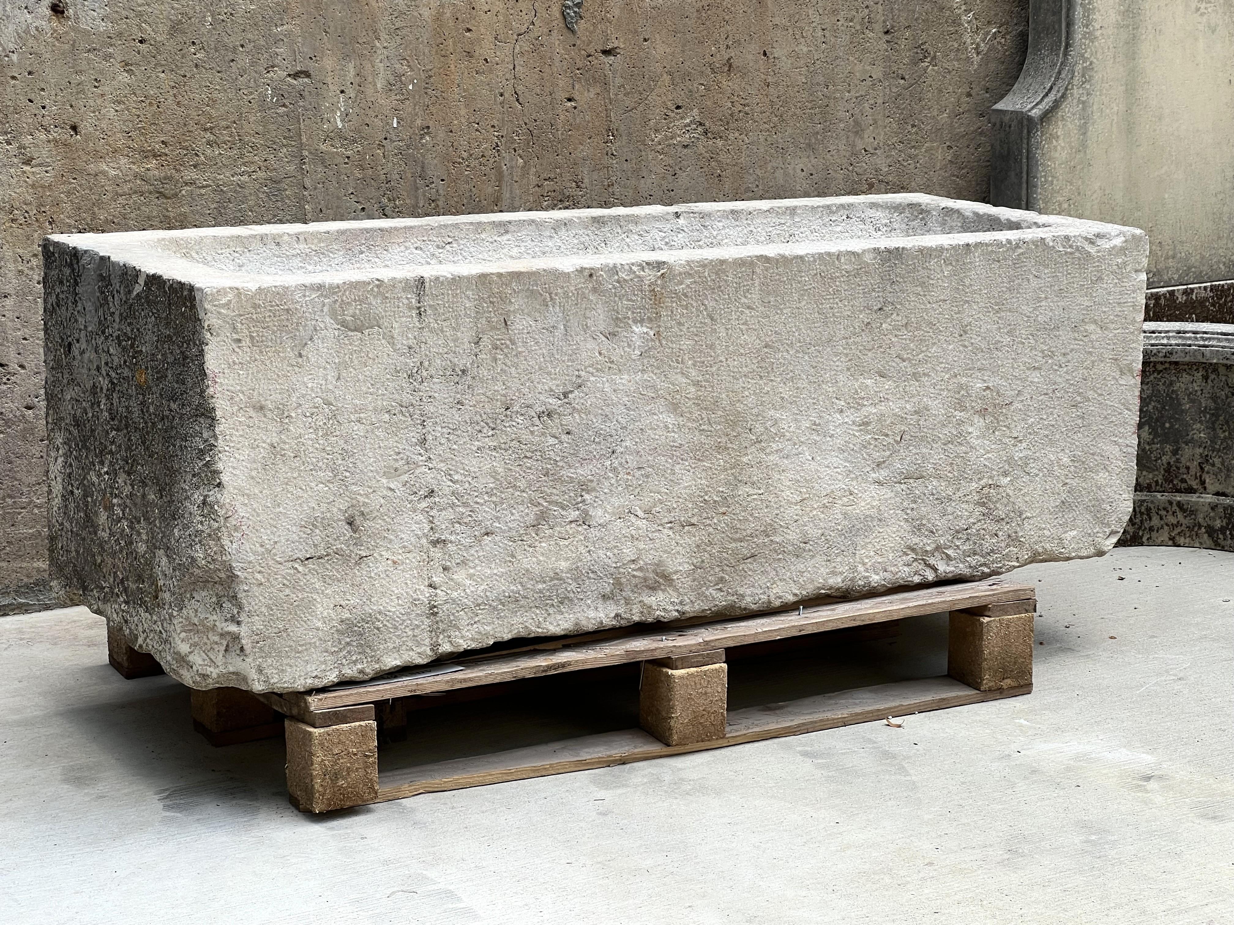 Plus d'informations bientôt...

Le mur intérieur unique et incliné de cette pierre dure lavoir indique que la pierre a été utilisée au début des années 1800 comme bac à laver.  Le trou de drainage permet de l'utiliser aujourd'hui comme bac à