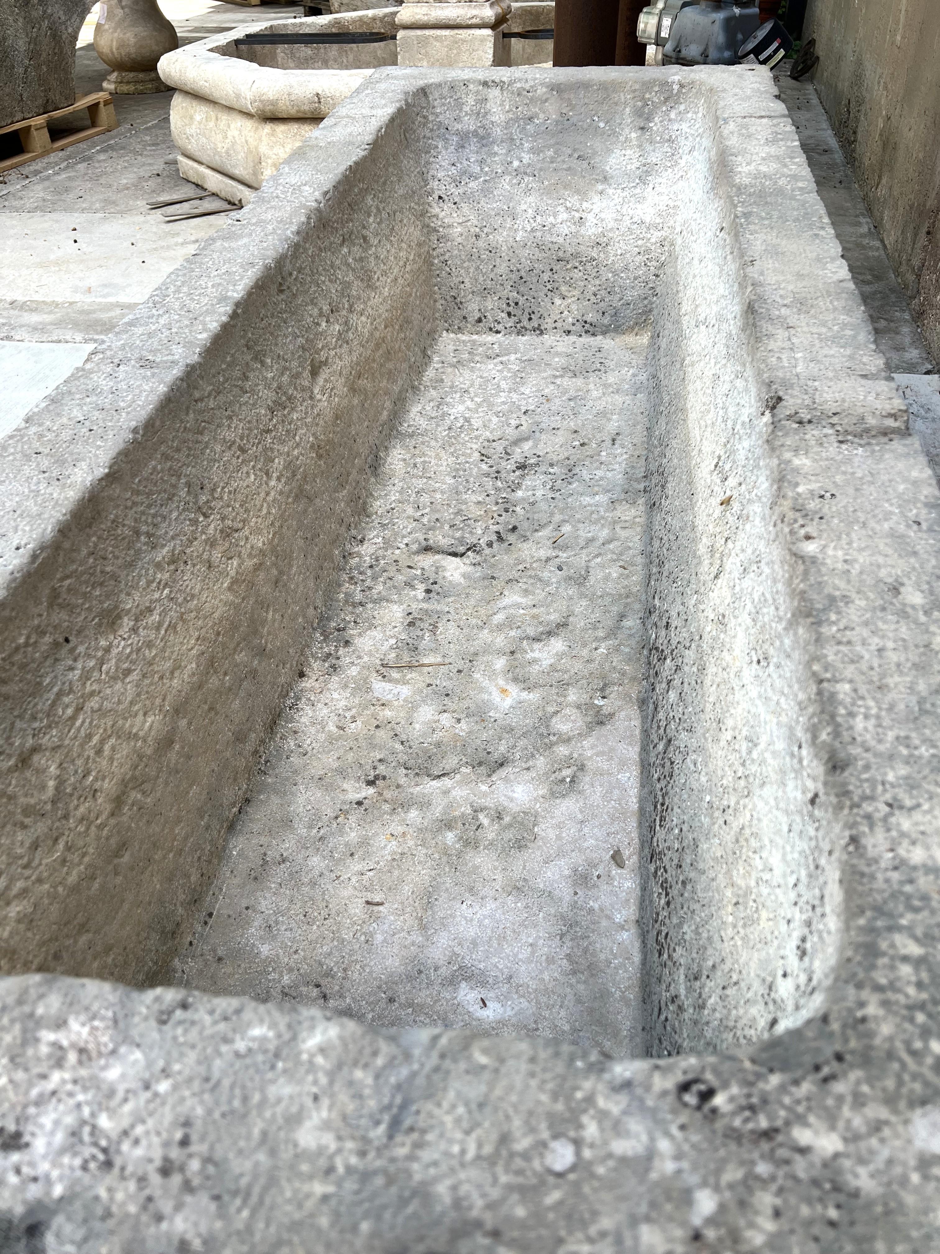 Abreuvoir ou lavoir bourguignon en pierre 