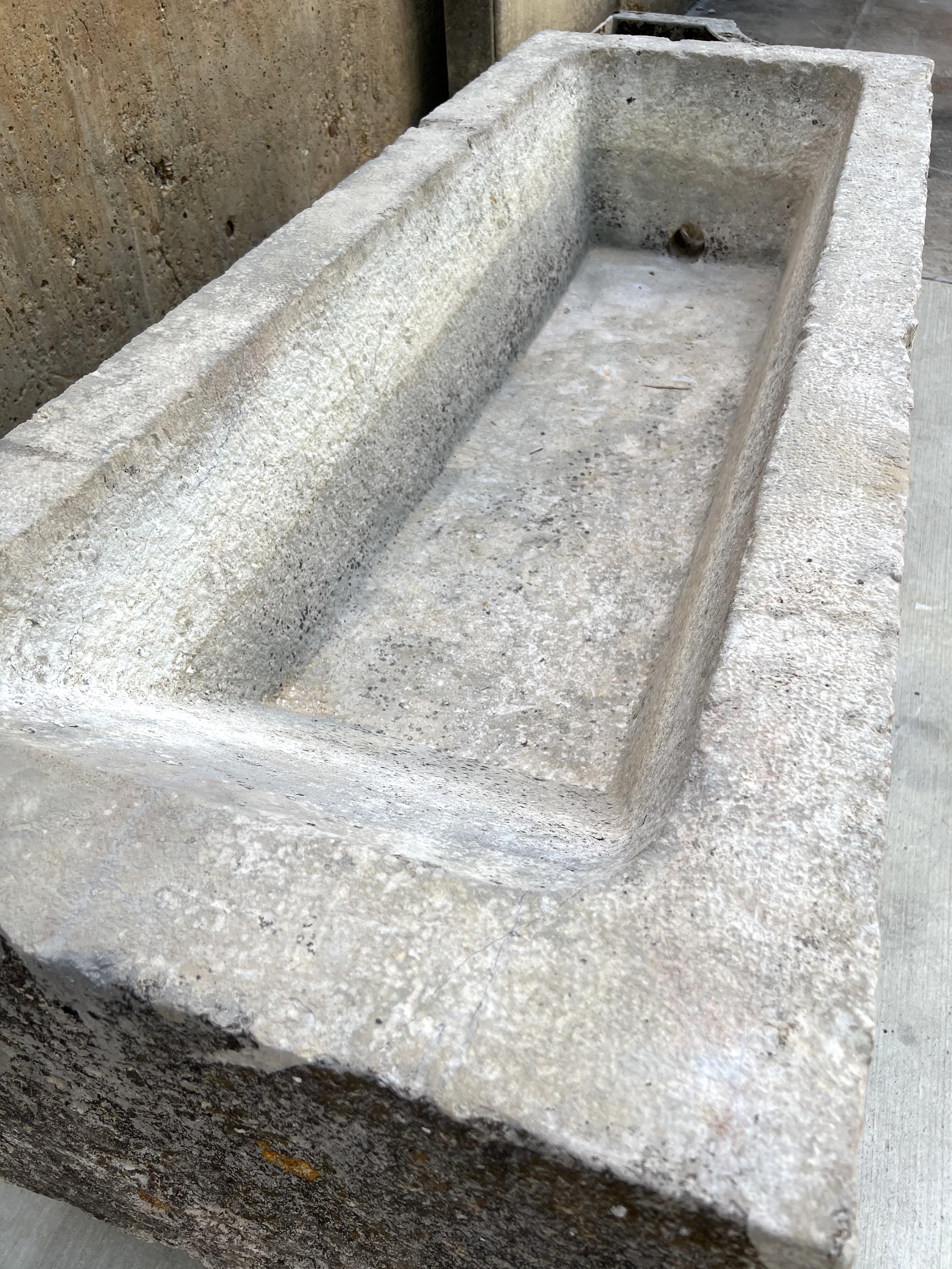 Abreuvoir ou lavoir bourguignon en pierre 