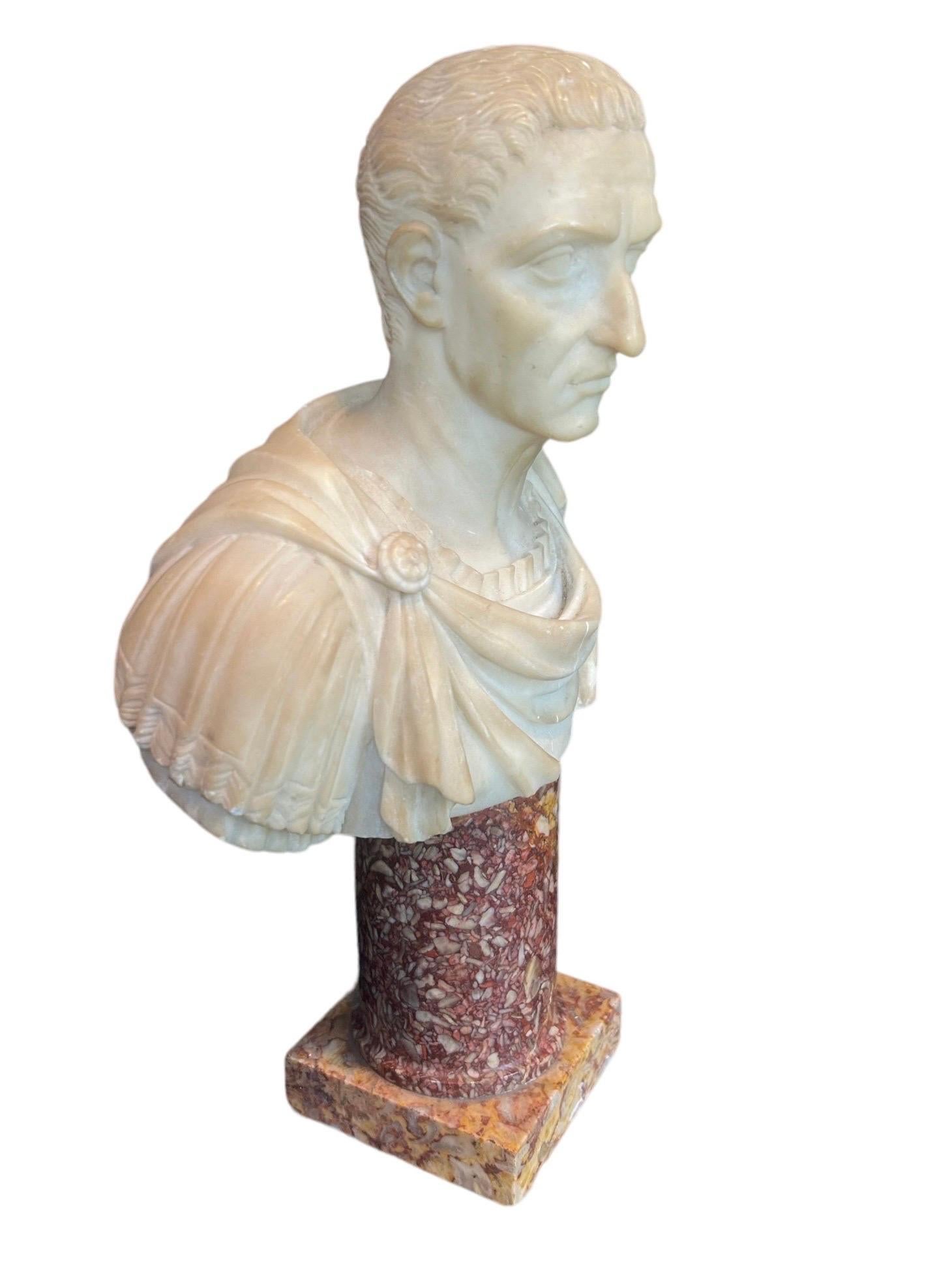 Büste des römischen Kaisers Julius Caesar aus dem frühen 19. Jahrhundert aus Alabaster, mit Sockel aus Brocatello-Marmor.  