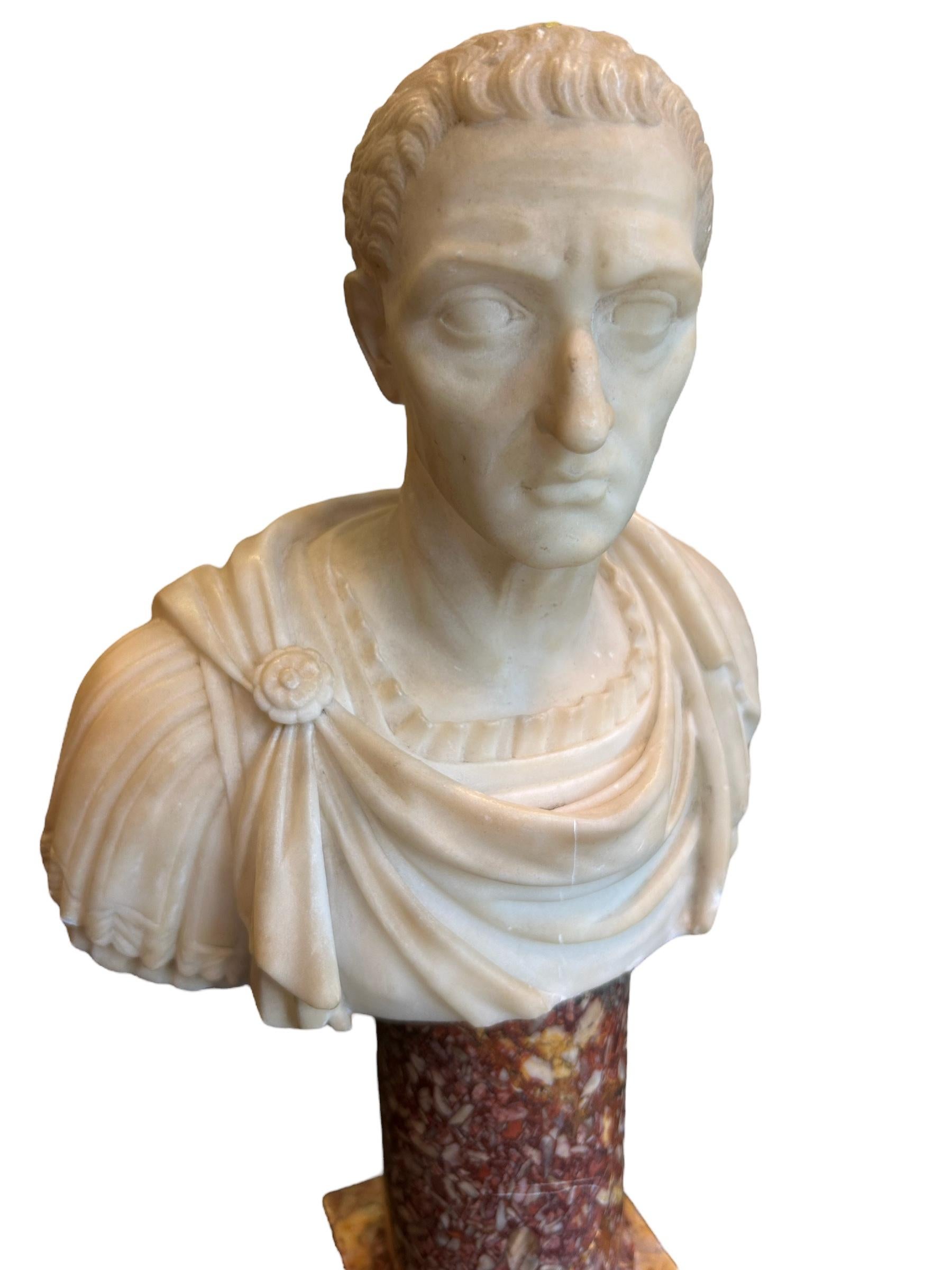 Büste des römischen Kaisers Julius Caesar aus Alabaster aus dem frühen 19. Jahrhundert  im Angebot 3