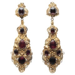 Boucles d'oreilles pendantes en grenat cabochon et cannetille 15 carats du début du 19e siècle