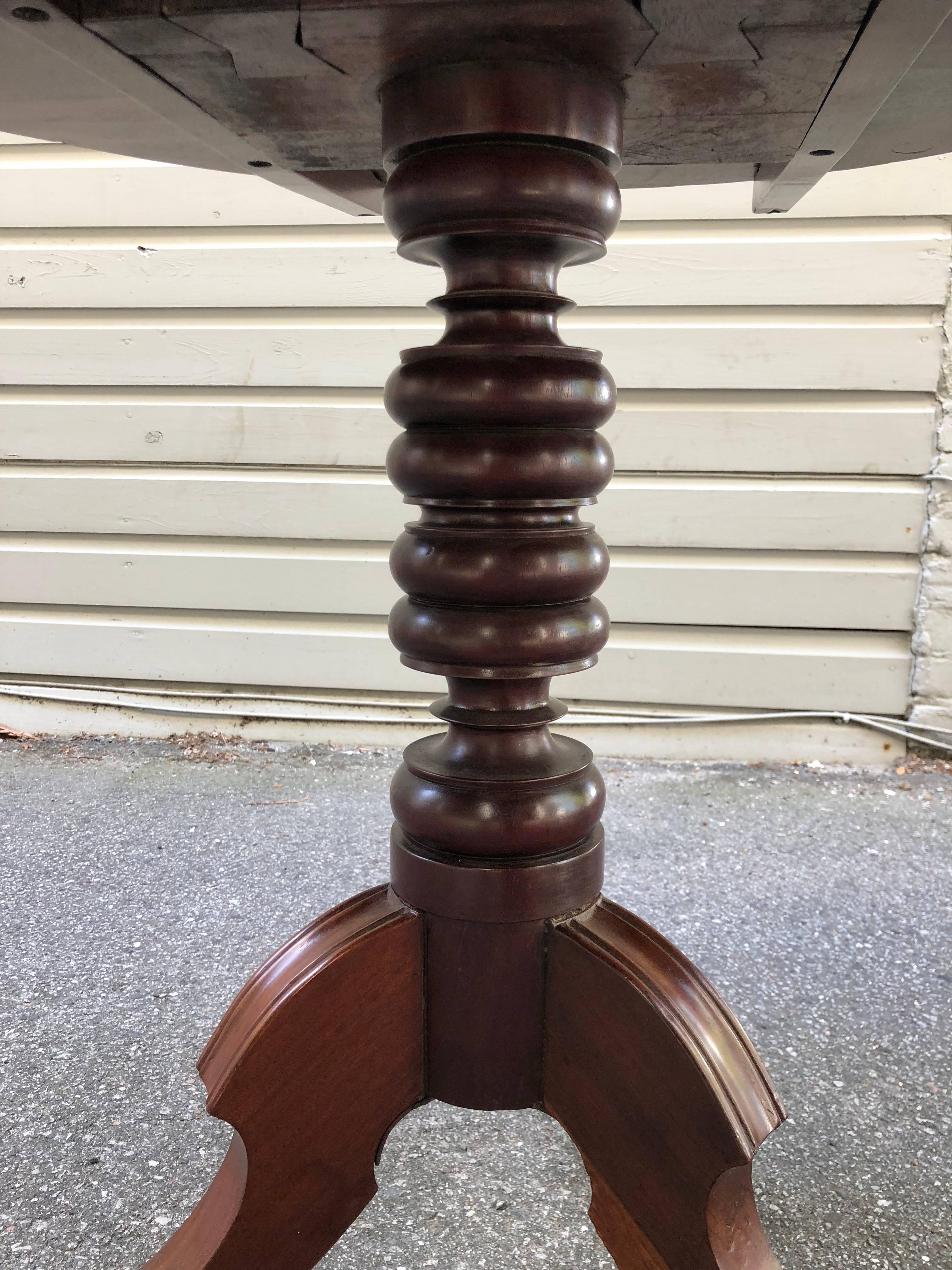 Early 19th Century Caribbean Mahogany Tilt-Top  Breakfast Center Table  In Good Condition For Sale In Charleston, SC
