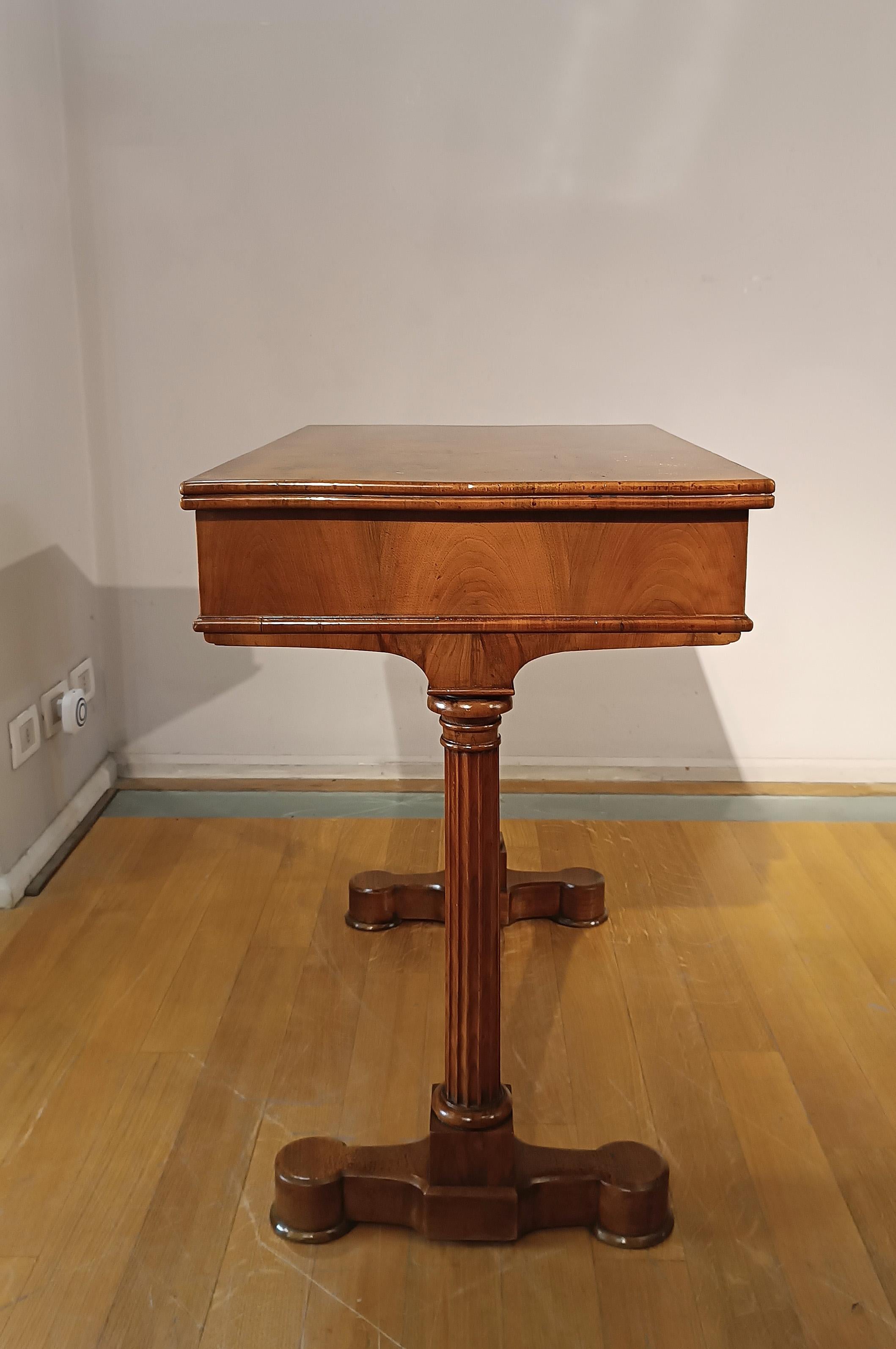 Charles X TABLE DE CARLHES X WALNUT DE LA PREMIÈRE ANNEE DU 19e SIÈCLE en vente