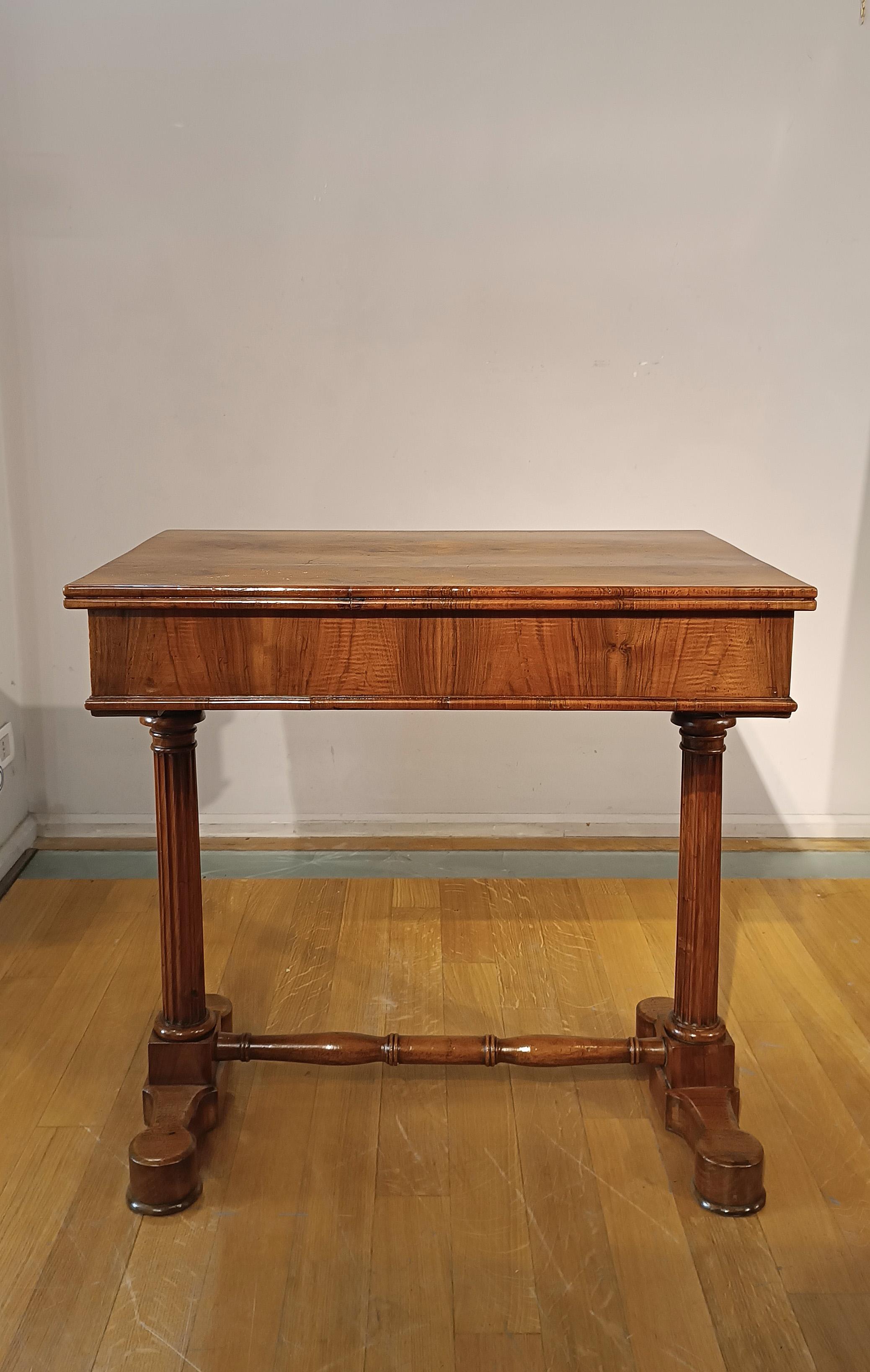 Italian TABLE DE CARLHES X WALNUT DE LA PREMIÈRE ANNEE DU 19e SIÈCLE en vente