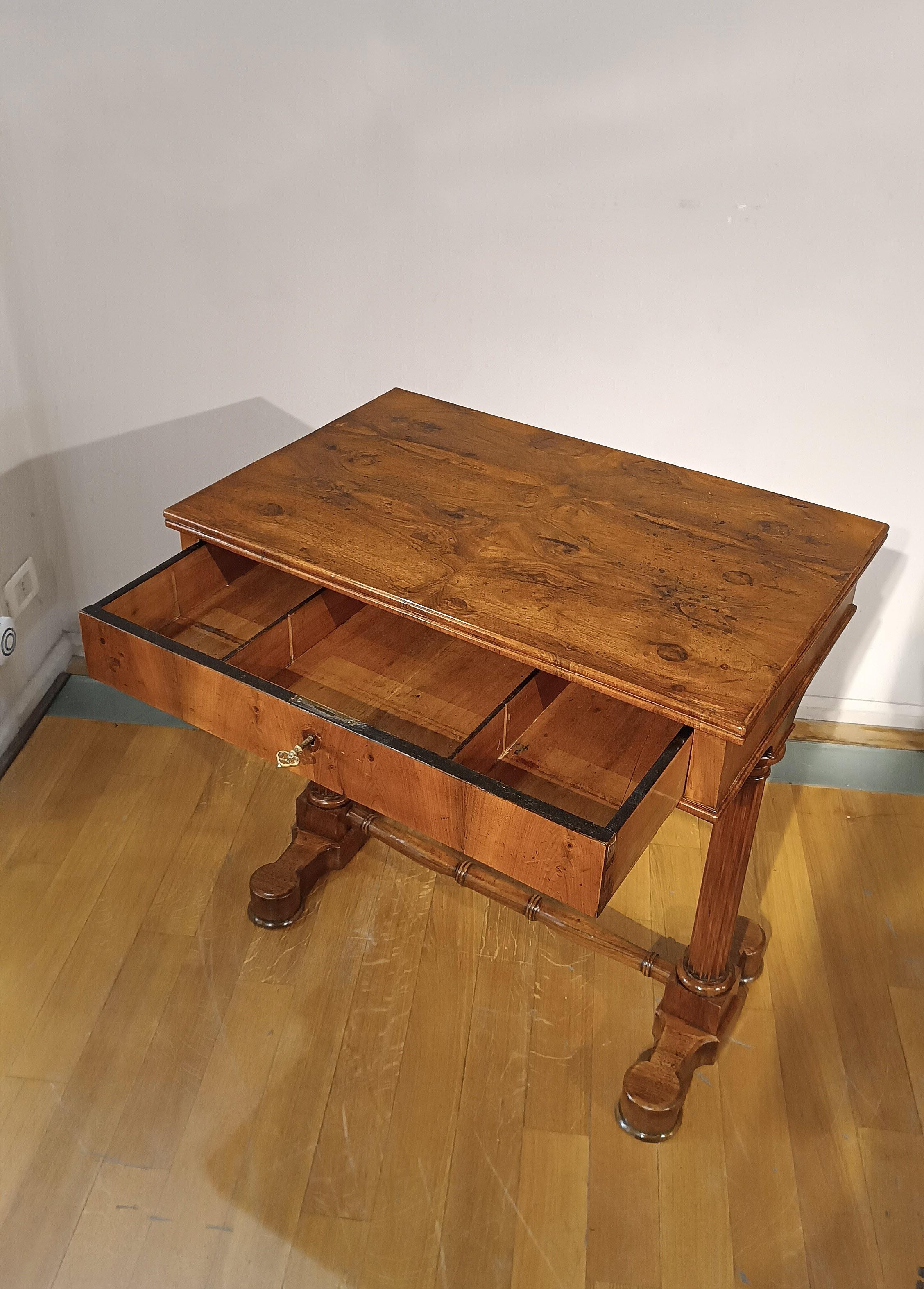 TABLE DE CARLHES X WALNUT DE LA PREMIÈRE ANNEE DU 19e SIÈCLE Bon état - En vente à Firenze, FI