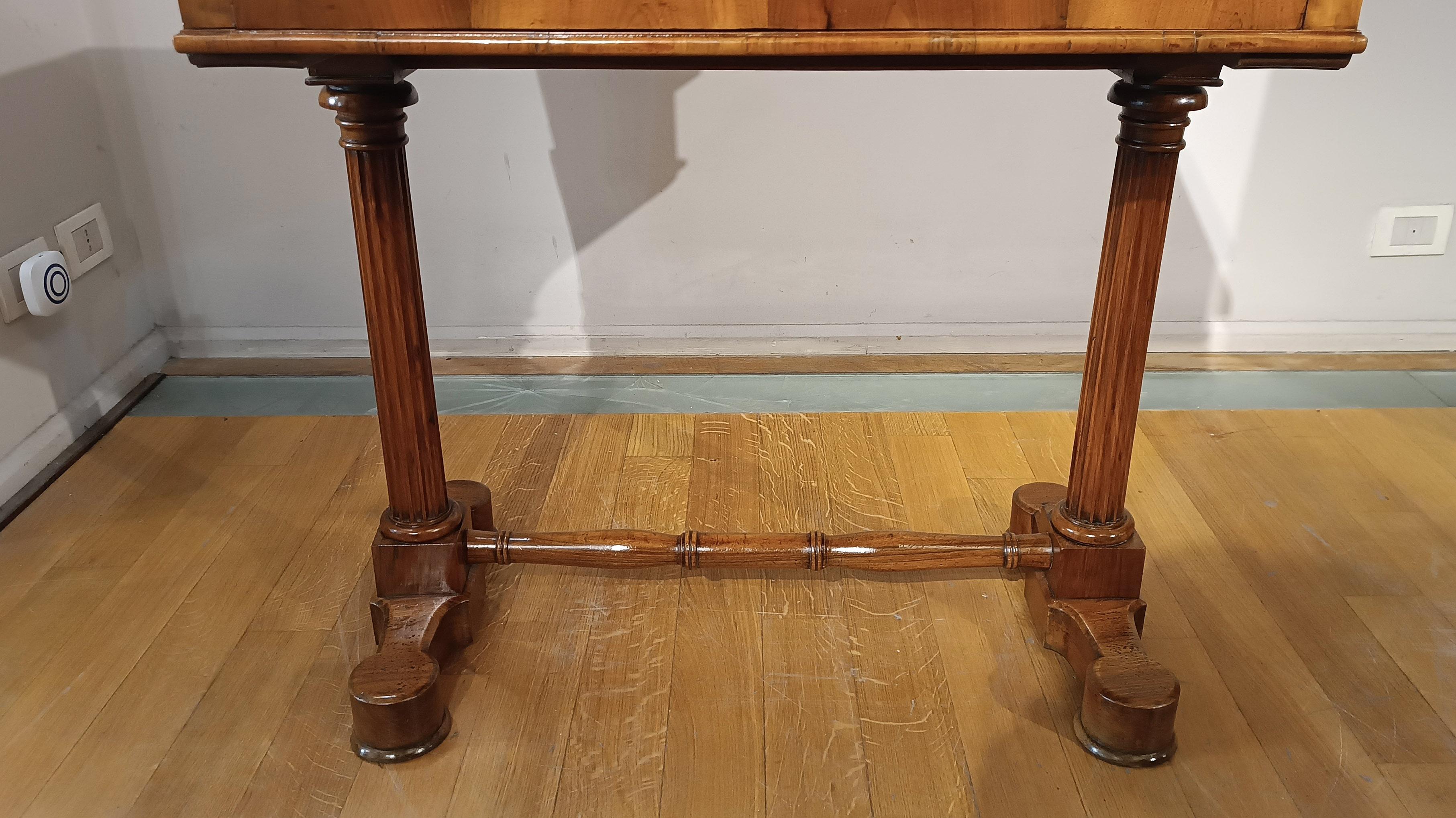 Noyer TABLE DE CARLHES X WALNUT DE LA PREMIÈRE ANNEE DU 19e SIÈCLE en vente
