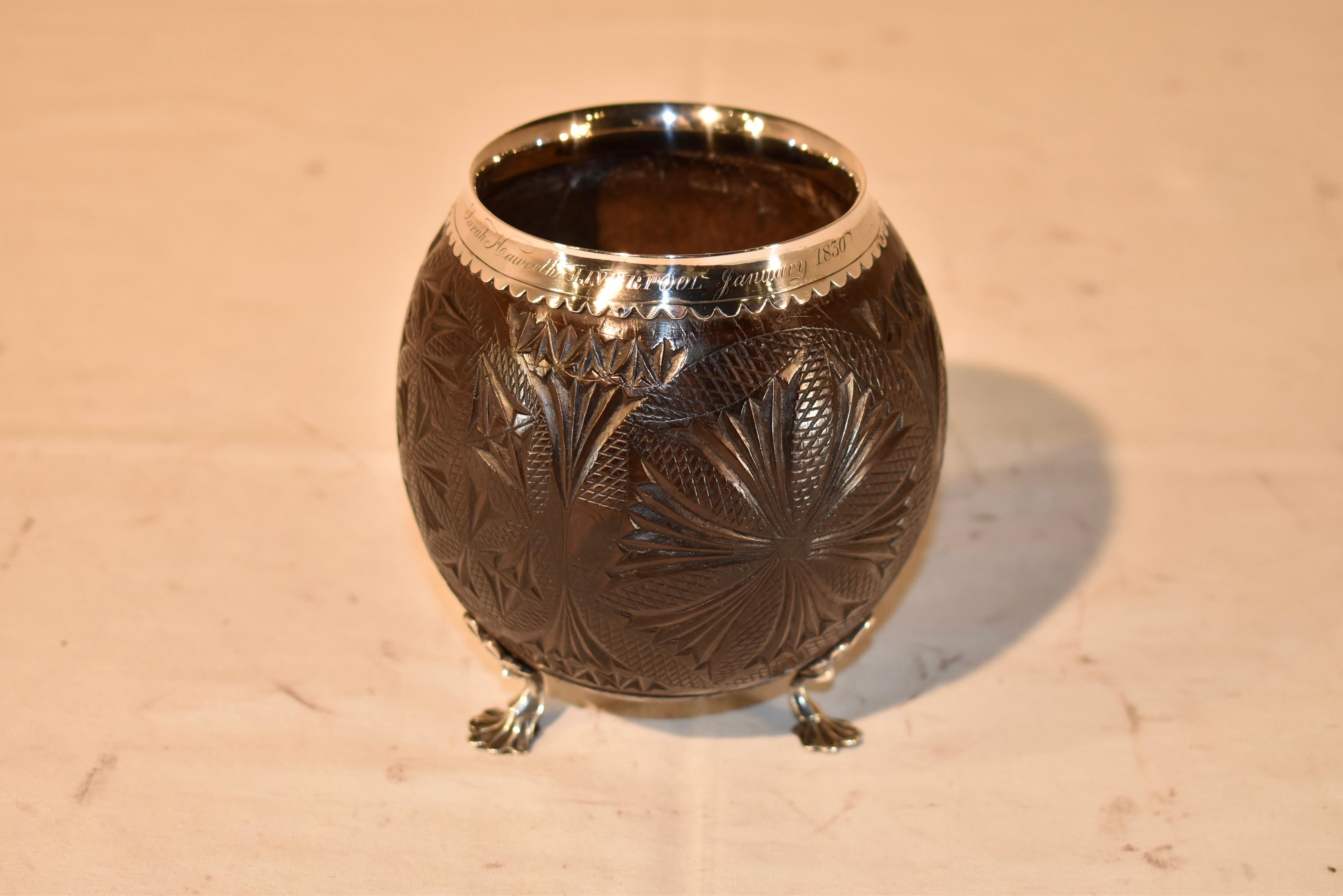 Coppa da cocco decorata intagliata a mano all'inizio del XIX secolo con montature in argento continentale.  La noce di cocco è intagliata a mano con meravigliosi motivi geometrici su tutto il pezzo.  Il bordo della coppa è bordato da un collare