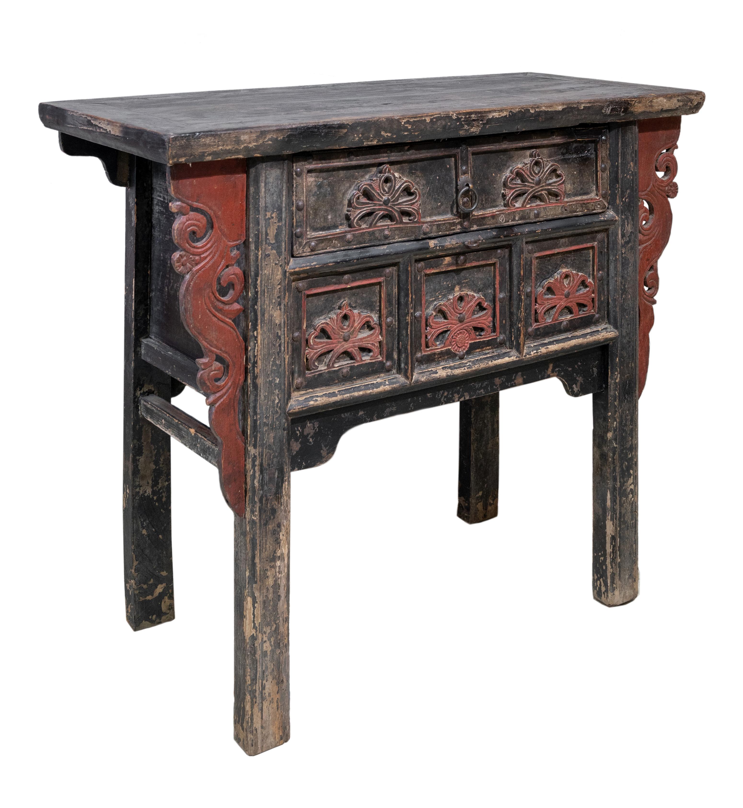An excellent antique coffer table from Shanxi province, China. In very good condition and has beautiful original patina and color which we had left untouched. It has one long drawer and a hidden compartment below. The ribbon-like patterns on the