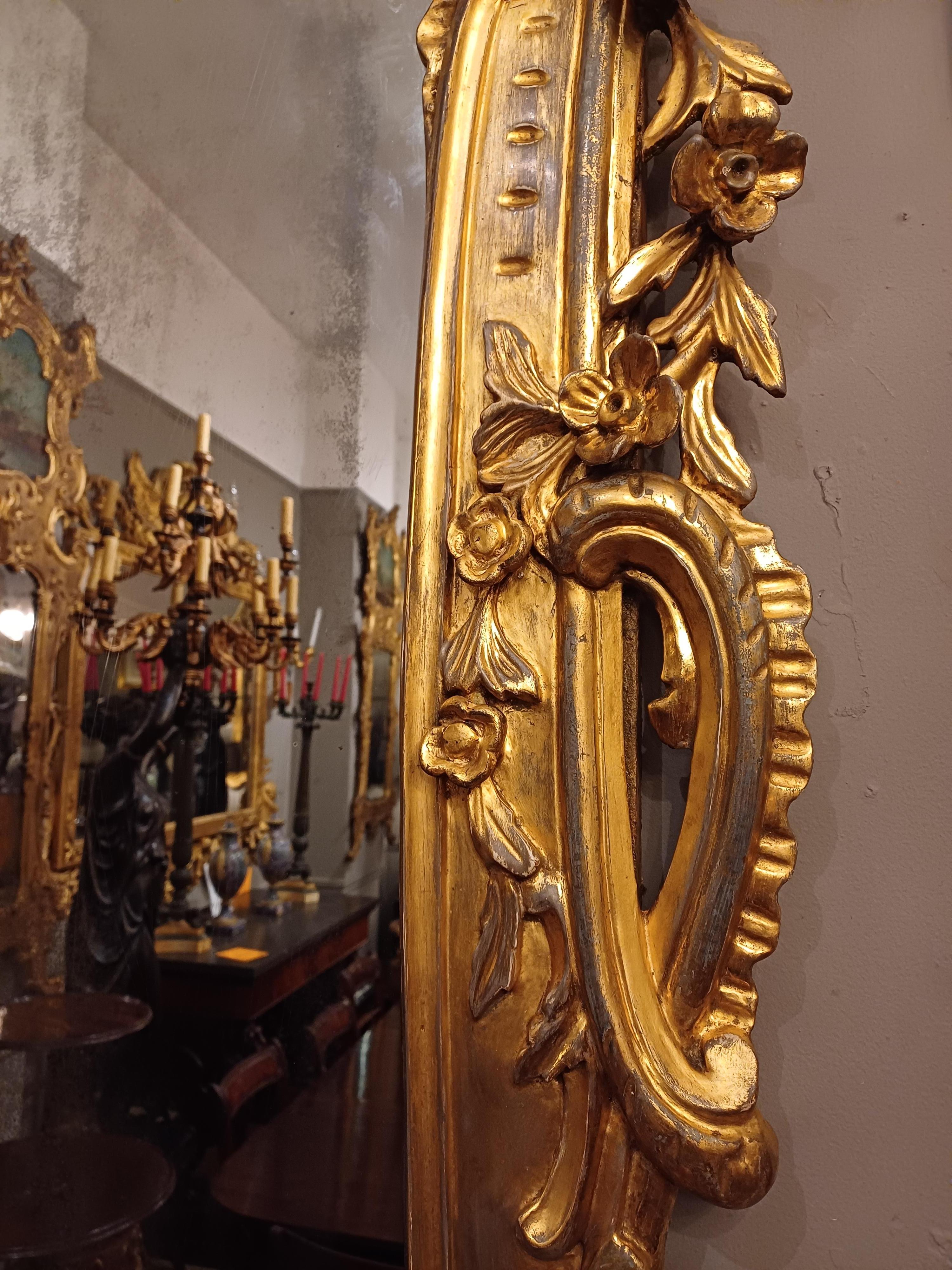 Frühes 19. Jahrhundert, geschnitzter, vergoldeter Umhangspiegel, um 1815. Mit geschnitzter C- und S-Rolle, Akanthusblatt und floralen Details. Ausgestattet mit Originalglas.