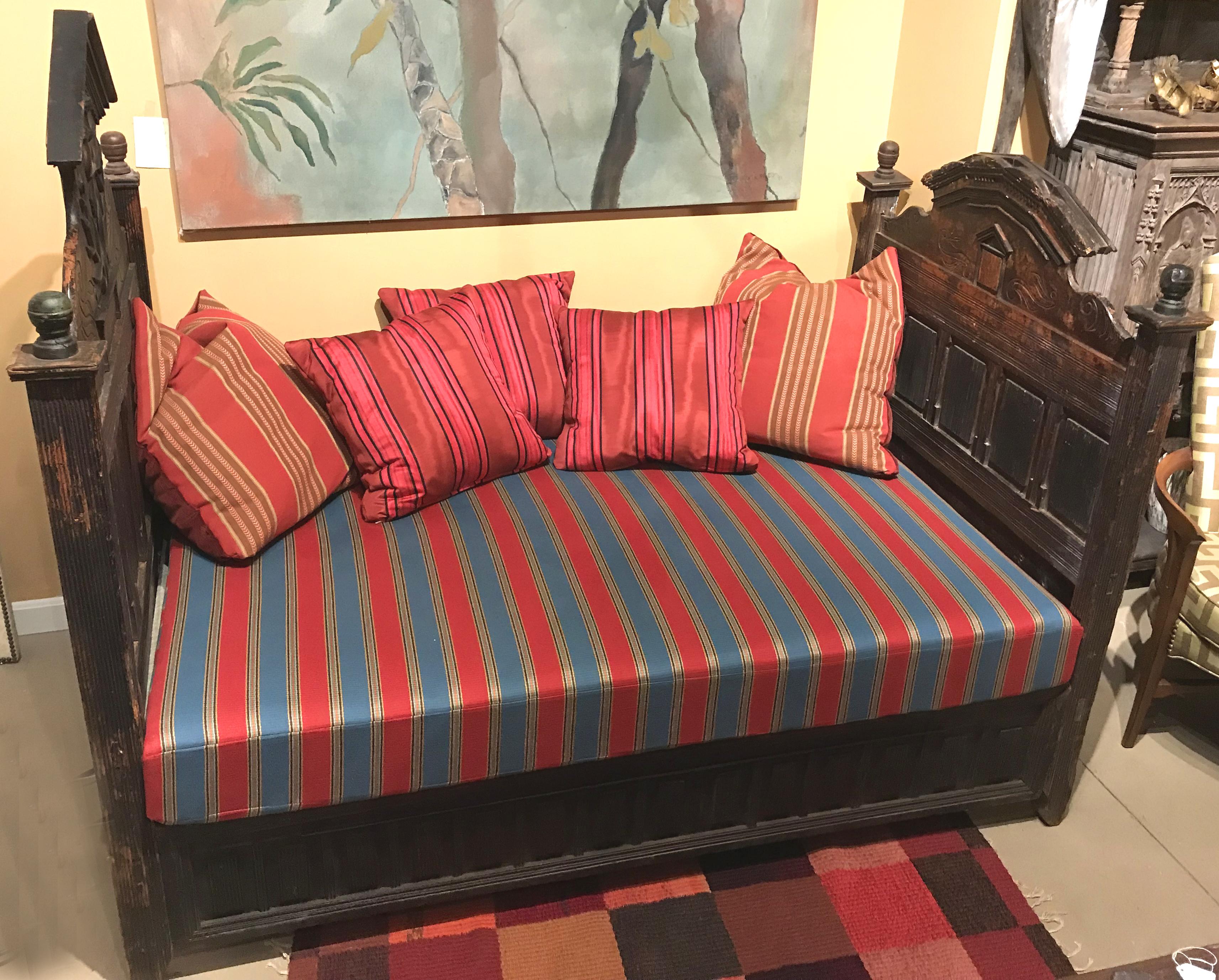 Early 19th Century Carved Guatemalan Daybed In Good Condition In Milford, NH