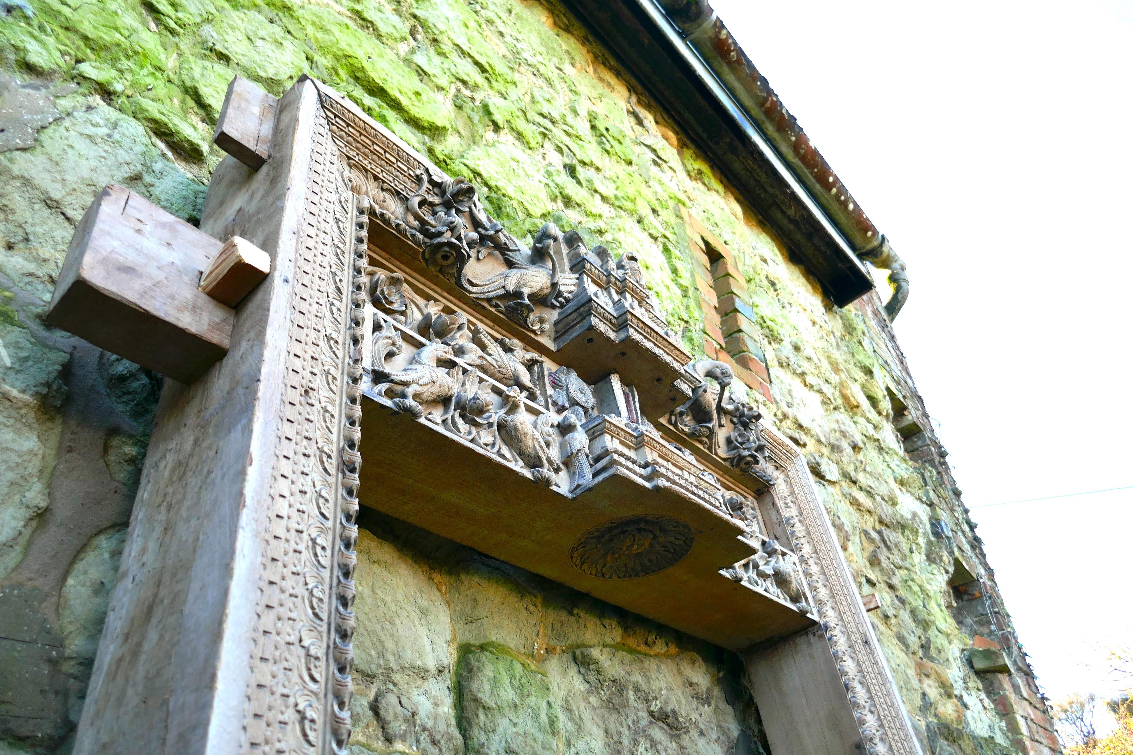 Arcade en teck sculptée du début du 19e siècle, porte de temple hindoue et bouddhiste  en vente 7