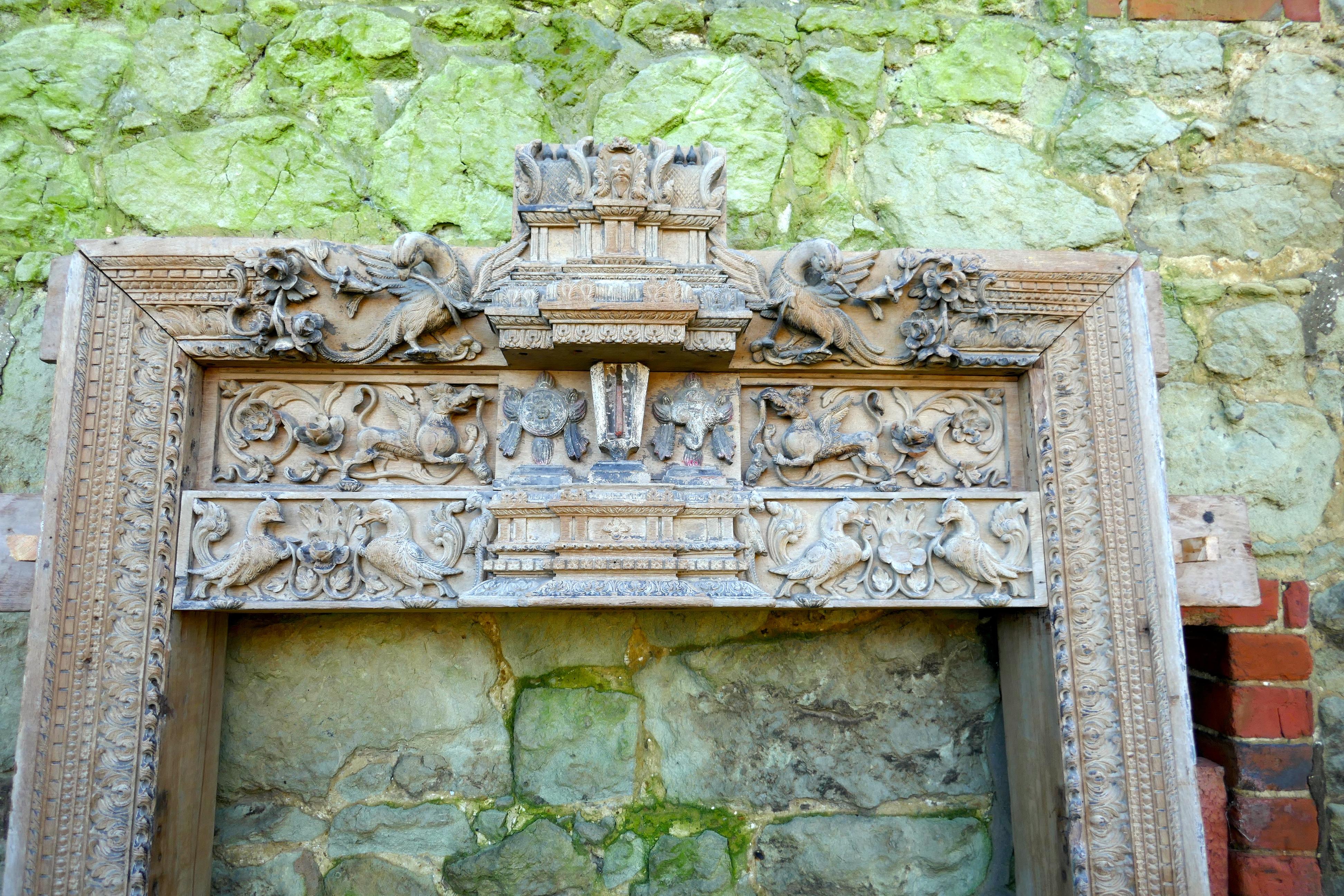Teck Arcade en teck sculptée du début du 19e siècle, porte de temple hindoue et bouddhiste  en vente