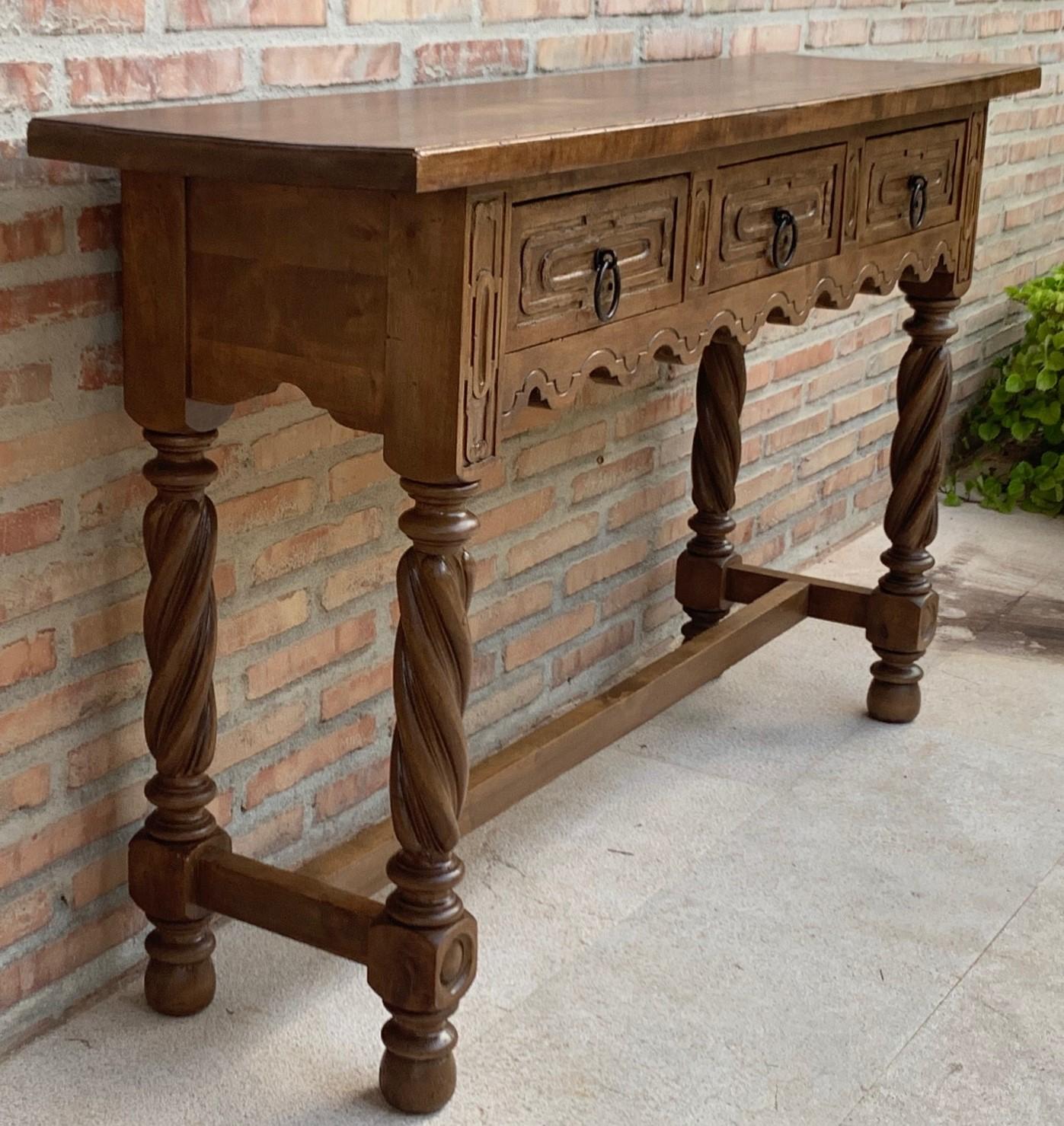 Early 19th Century Carved Walnut Wood Catalan Spanish Console Table In Good Condition In Miami, FL